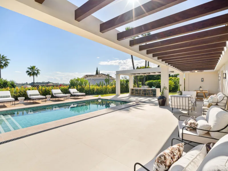 Beautifully reimagined single-level villa nestled in the heart of Nueva Andalucía, just minutes from the prestigious Los Naranjos Golf Course. Designed and developed by Casas Fintech, this exquisite four bedroom residence blends Mediterranean elegance wit