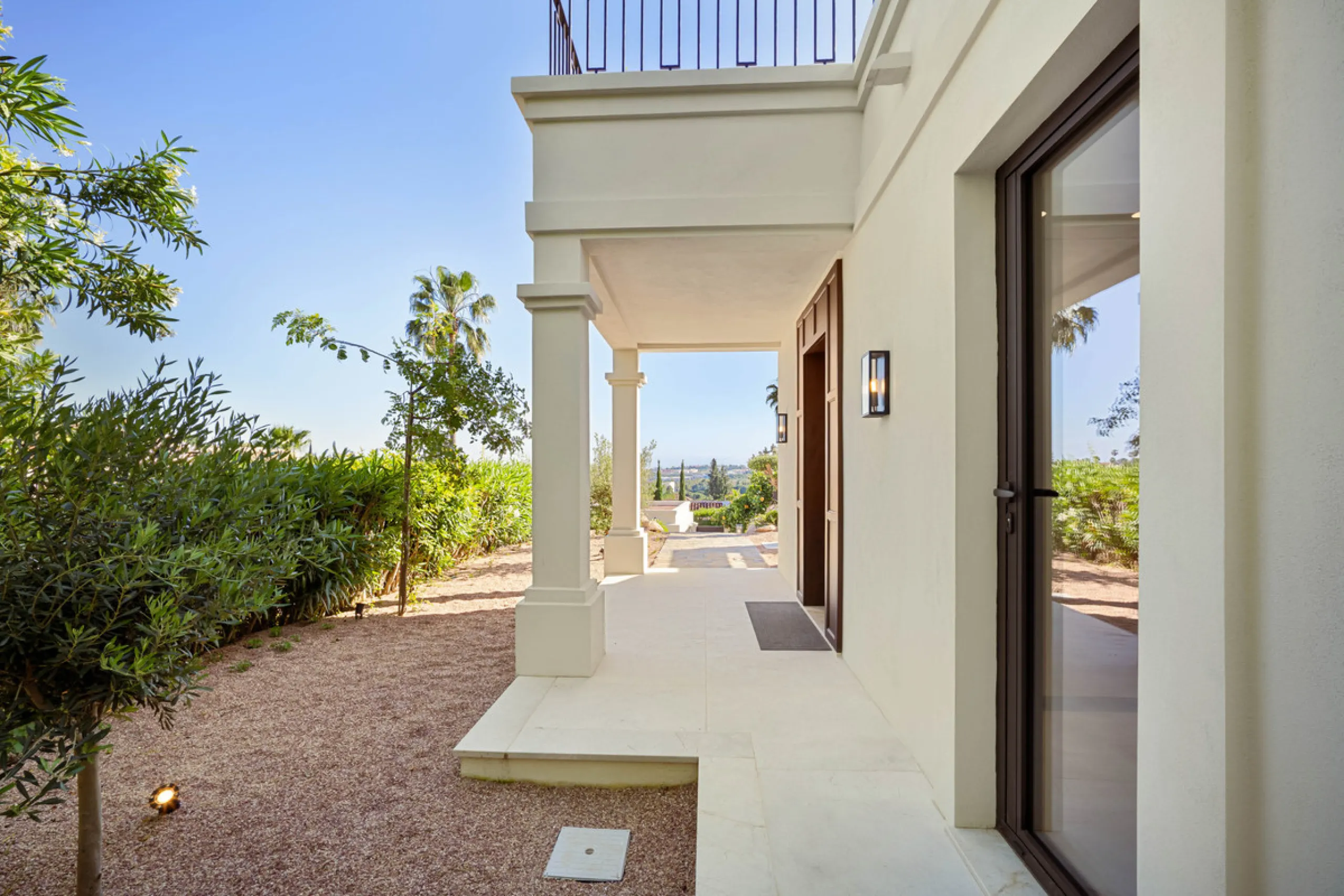 Beautifully reimagined single-level villa nestled in the heart of Nueva Andalucía, just minutes from the prestigious Los Naranjos Golf Course. Designed and developed by Casas Fintech, this exquisite four bedroom residence blends Mediterranean elegance wit