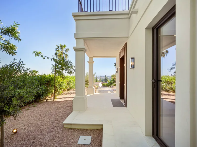 Beautifully reimagined single-level villa nestled in the heart of Nueva Andalucía, just minutes from the prestigious Los Naranjos Golf Course. Designed and developed by Casas Fintech, this exquisite four bedroom residence blends Mediterranean elegance wit