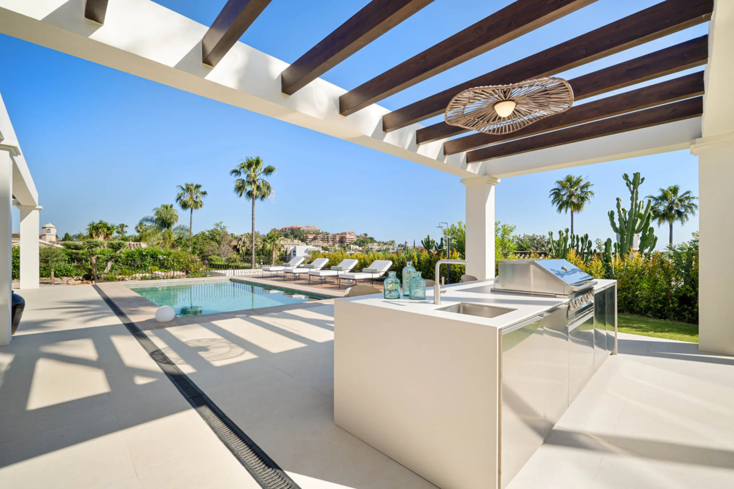 Beautifully reimagined single-level villa nestled in the heart of Nueva Andalucía, just minutes from the prestigious Los Naranjos Golf Course. Designed and developed by Casas Fintech, this exquisite four bedroom residence blends Mediterranean elegance wit