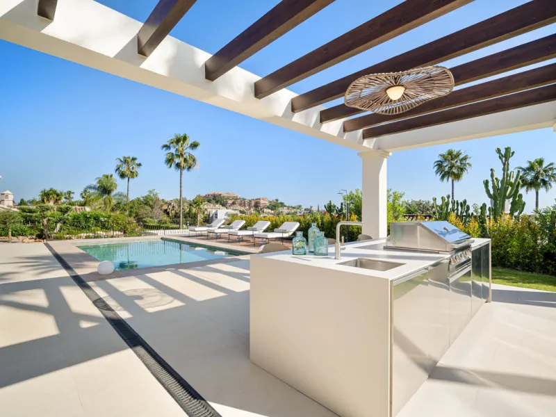 Beautifully reimagined single-level villa nestled in the heart of Nueva Andalucía, just minutes from the prestigious Los Naranjos Golf Course. Designed and developed by Casas Fintech, this exquisite four bedroom residence blends Mediterranean elegance wit