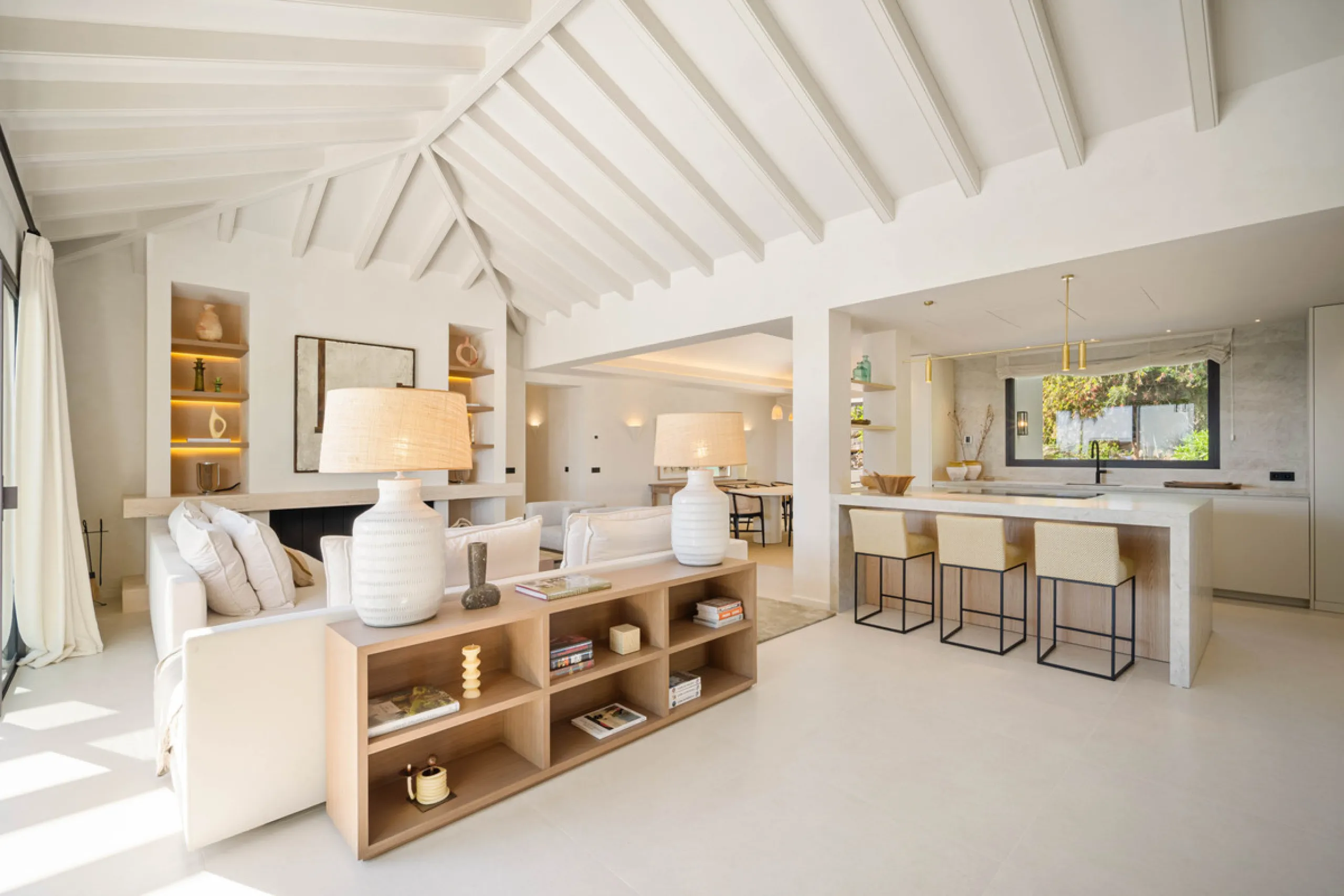 Beautifully reimagined single-level villa nestled in the heart of Nueva Andalucía, just minutes from the prestigious Los Naranjos Golf Course. Designed and developed by Casas Fintech, this exquisite four bedroom residence blends Mediterranean elegance wit