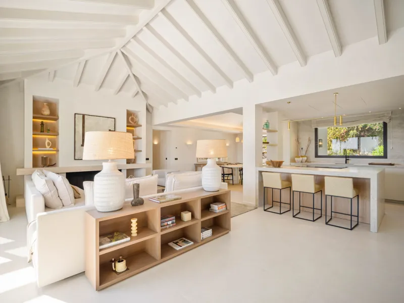 Beautifully reimagined single-level villa nestled in the heart of Nueva Andalucía, just minutes from the prestigious Los Naranjos Golf Course. Designed and developed by Casas Fintech, this exquisite four bedroom residence blends Mediterranean elegance wit