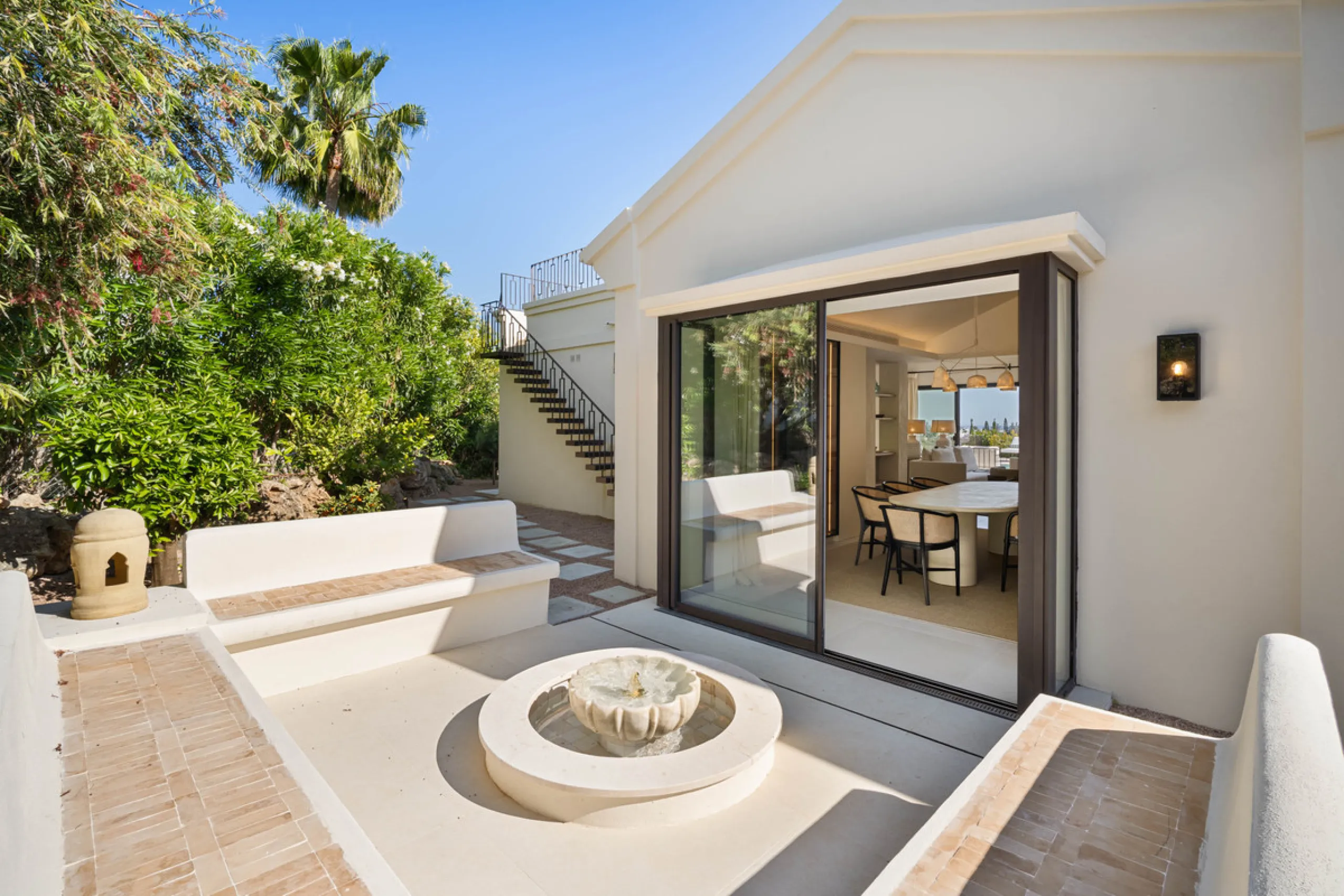 Beautifully reimagined single-level villa nestled in the heart of Nueva Andalucía, just minutes from the prestigious Los Naranjos Golf Course. Designed and developed by Casas Fintech, this exquisite four bedroom residence blends Mediterranean elegance wit