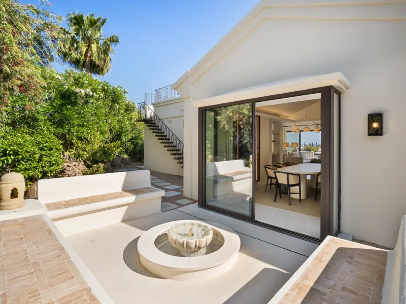Beautifully reimagined single-level villa nestled in the heart of Nueva Andalucía, just minutes from the prestigious Los Naranjos Golf Course. Designed and developed by Casas Fintech, this exquisite four bedroom residence blends Mediterranean elegance wit