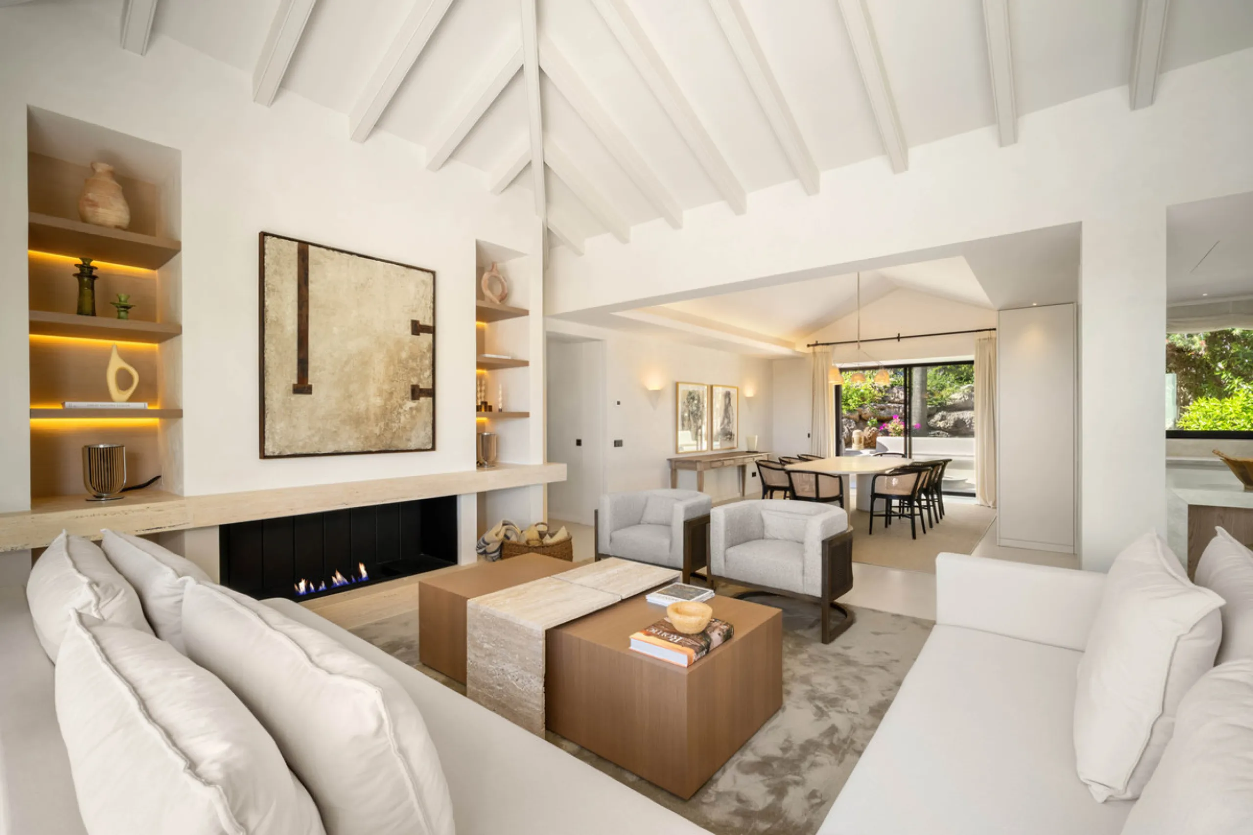 Beautifully reimagined single-level villa nestled in the heart of Nueva Andalucía, just minutes from the prestigious Los Naranjos Golf Course. Designed and developed by Casas Fintech, this exquisite four bedroom residence blends Mediterranean elegance wit