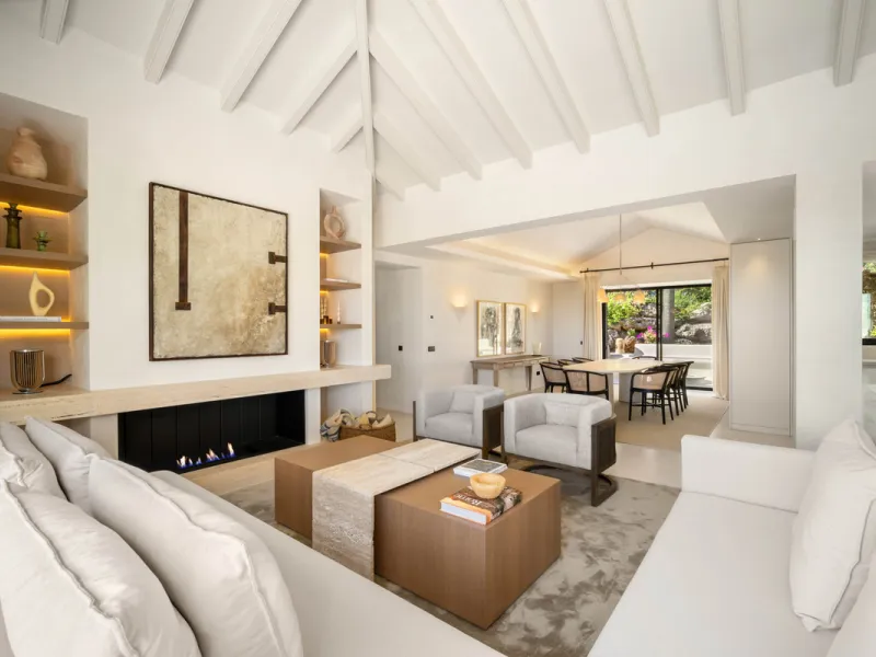 Beautifully reimagined single-level villa nestled in the heart of Nueva Andalucía, just minutes from the prestigious Los Naranjos Golf Course. Designed and developed by Casas Fintech, this exquisite four bedroom residence blends Mediterranean elegance wit