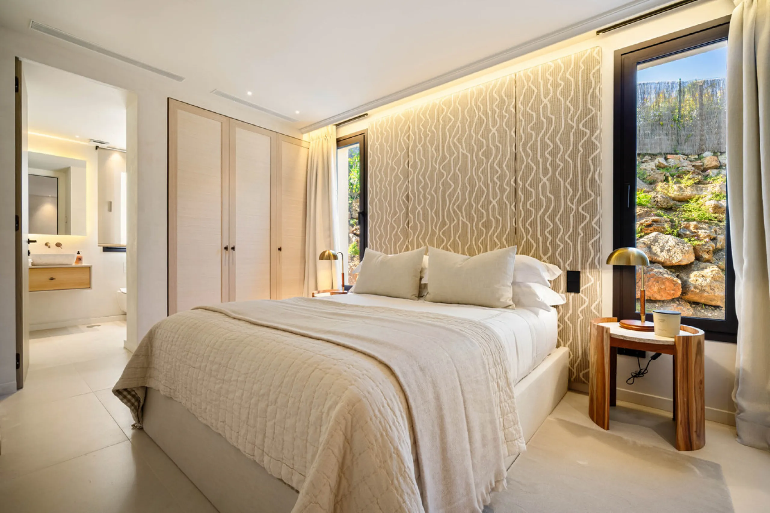 Beautifully reimagined single-level villa nestled in the heart of Nueva Andalucía, just minutes from the prestigious Los Naranjos Golf Course. Designed and developed by Casas Fintech, this exquisite four bedroom residence blends Mediterranean elegance wit