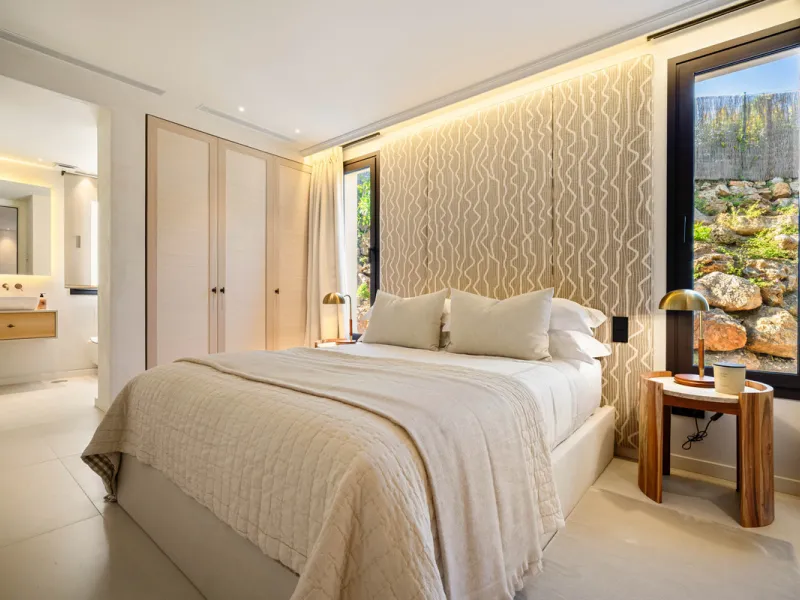 Beautifully reimagined single-level villa nestled in the heart of Nueva Andalucía, just minutes from the prestigious Los Naranjos Golf Course. Designed and developed by Casas Fintech, this exquisite four bedroom residence blends Mediterranean elegance wit