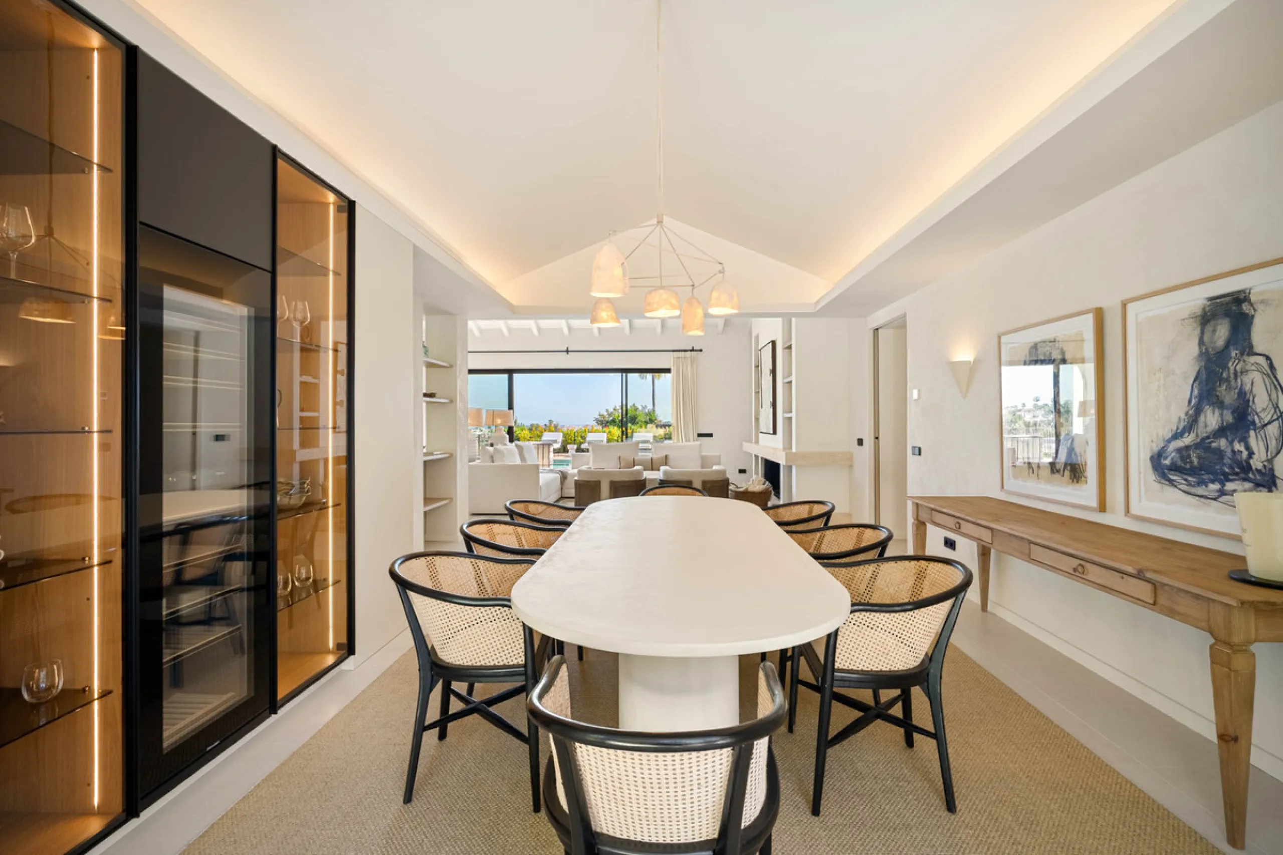 Beautifully reimagined single-level villa nestled in the heart of Nueva Andalucía, just minutes from the prestigious Los Naranjos Golf Course. Designed and developed by Casas Fintech, this exquisite four bedroom residence blends Mediterranean elegance wit