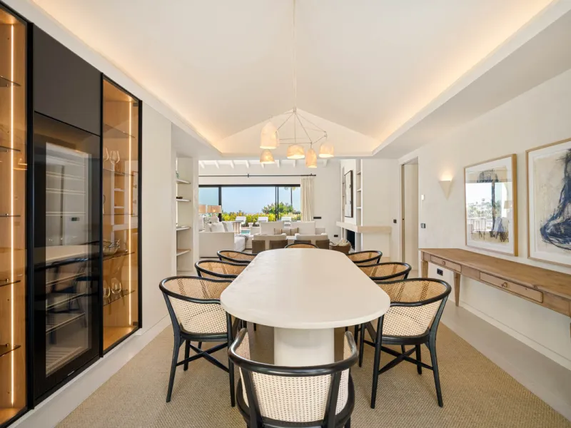 Beautifully reimagined single-level villa nestled in the heart of Nueva Andalucía, just minutes from the prestigious Los Naranjos Golf Course. Designed and developed by Casas Fintech, this exquisite four bedroom residence blends Mediterranean elegance wit