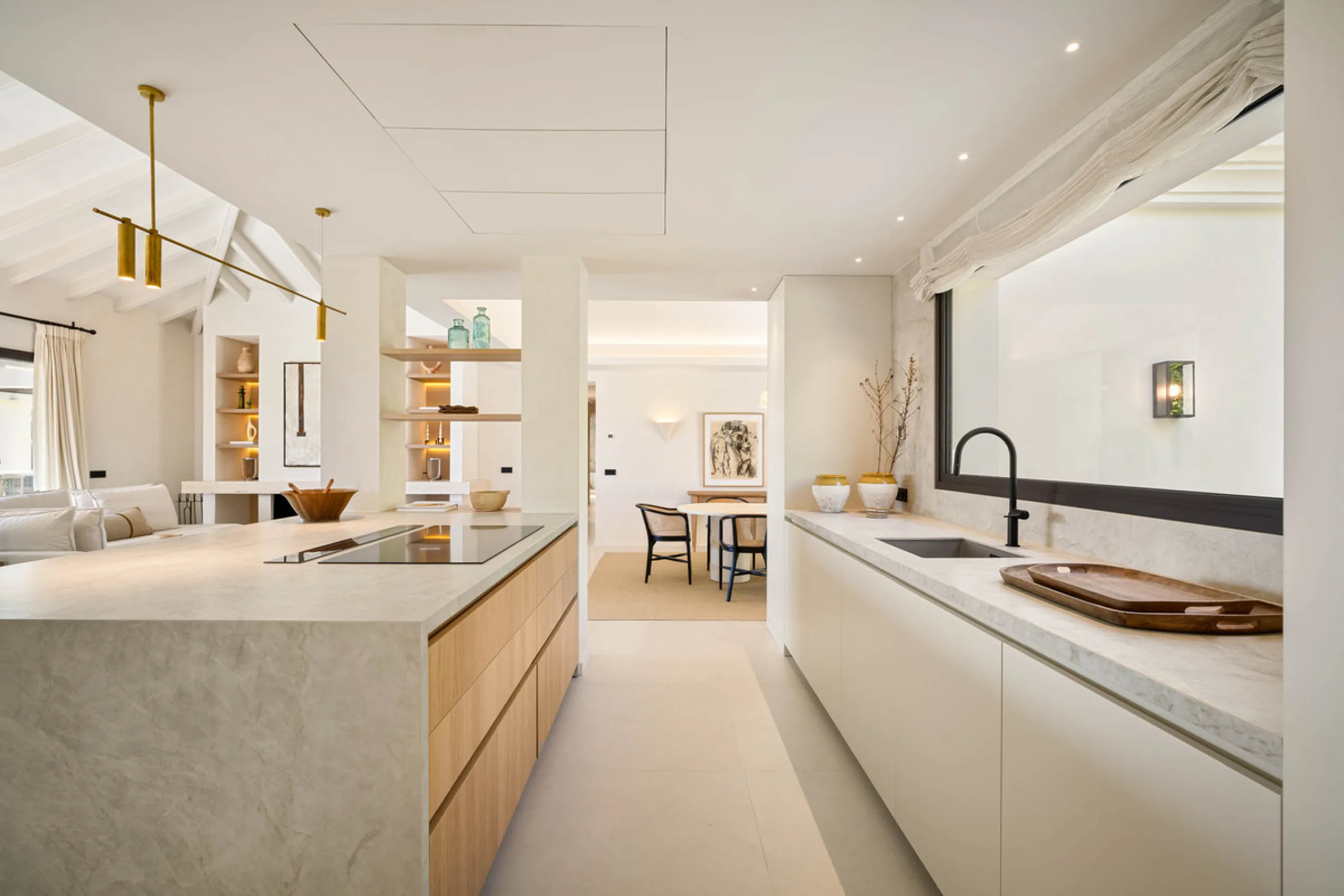 Beautifully reimagined single-level villa nestled in the heart of Nueva Andalucía, just minutes from the prestigious Los Naranjos Golf Course. Designed and developed by Casas Fintech, this exquisite four bedroom residence blends Mediterranean elegance wit