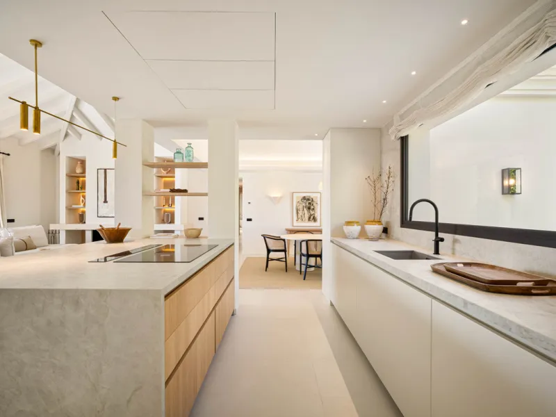Beautifully reimagined single-level villa nestled in the heart of Nueva Andalucía, just minutes from the prestigious Los Naranjos Golf Course. Designed and developed by Casas Fintech, this exquisite four bedroom residence blends Mediterranean elegance wit