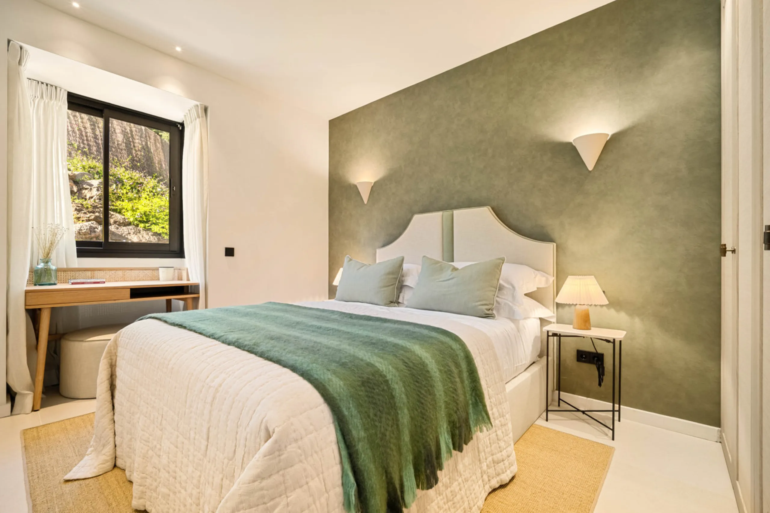 Beautifully reimagined single-level villa nestled in the heart of Nueva Andalucía, just minutes from the prestigious Los Naranjos Golf Course. Designed and developed by Casas Fintech, this exquisite four bedroom residence blends Mediterranean elegance wit