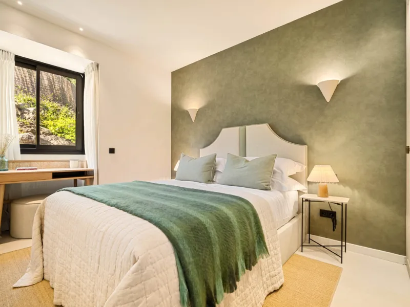 Beautifully reimagined single-level villa nestled in the heart of Nueva Andalucía, just minutes from the prestigious Los Naranjos Golf Course. Designed and developed by Casas Fintech, this exquisite four bedroom residence blends Mediterranean elegance wit