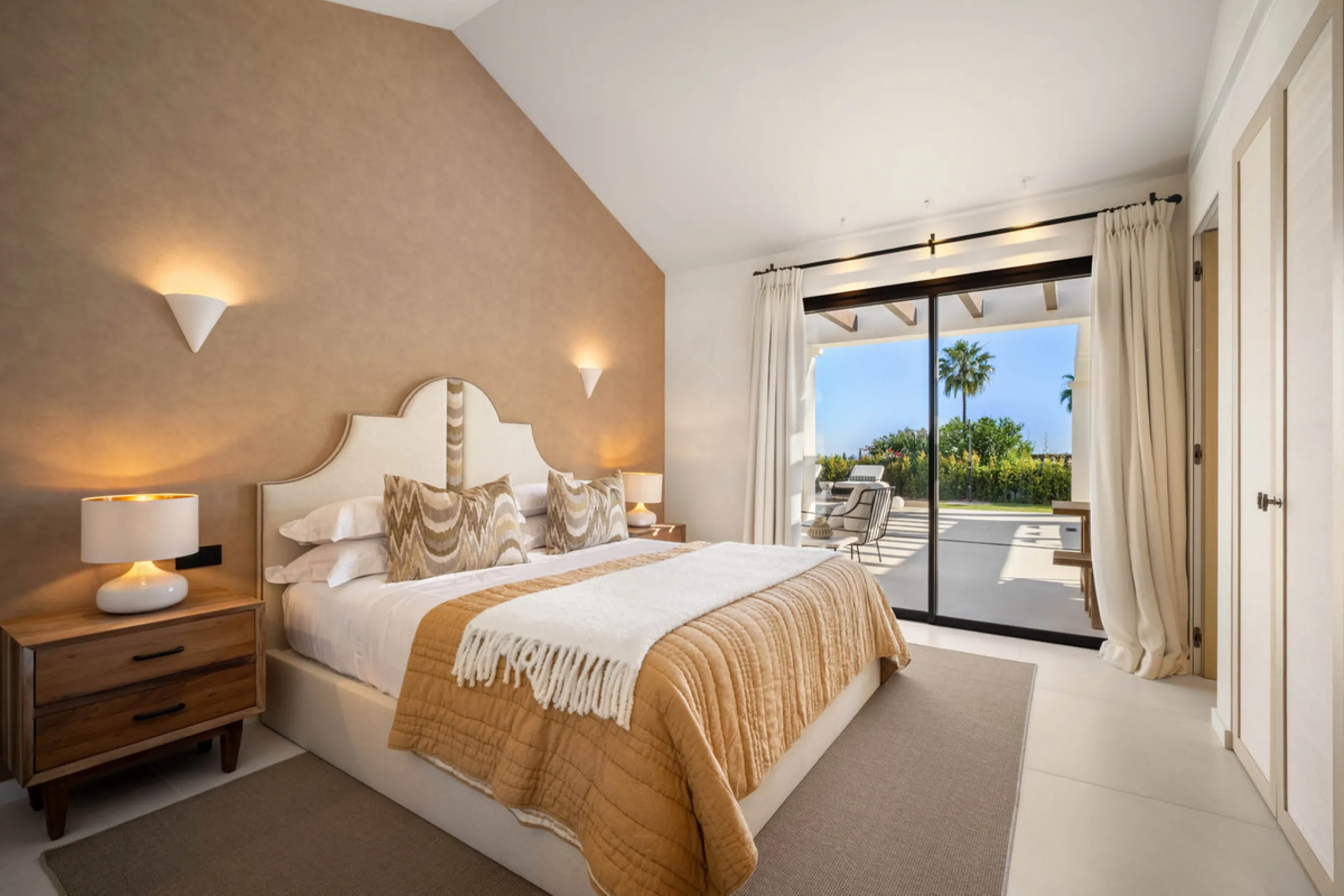 Beautifully reimagined single-level villa nestled in the heart of Nueva Andalucía, just minutes from the prestigious Los Naranjos Golf Course. Designed and developed by Casas Fintech, this exquisite four bedroom residence blends Mediterranean elegance wit