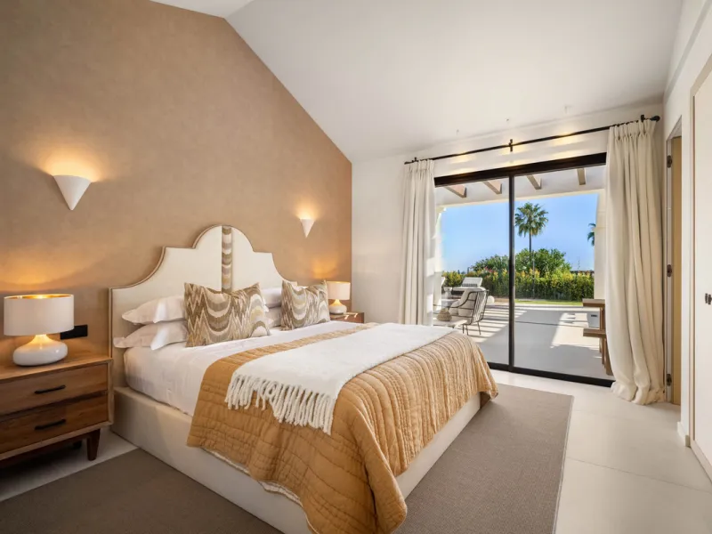 Beautifully reimagined single-level villa nestled in the heart of Nueva Andalucía, just minutes from the prestigious Los Naranjos Golf Course. Designed and developed by Casas Fintech, this exquisite four bedroom residence blends Mediterranean elegance wit