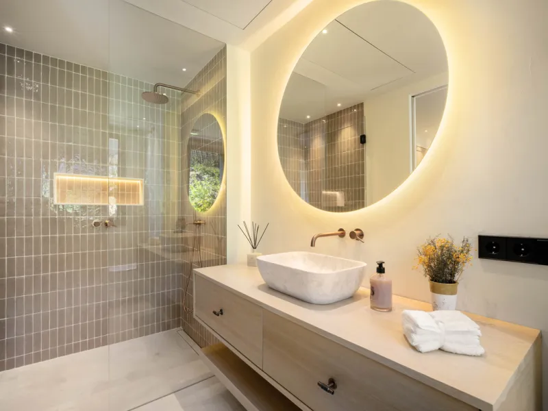 Beautifully reimagined single-level villa nestled in the heart of Nueva Andalucía, just minutes from the prestigious Los Naranjos Golf Course. Designed and developed by Casas Fintech, this exquisite four bedroom residence blends Mediterranean elegance wit