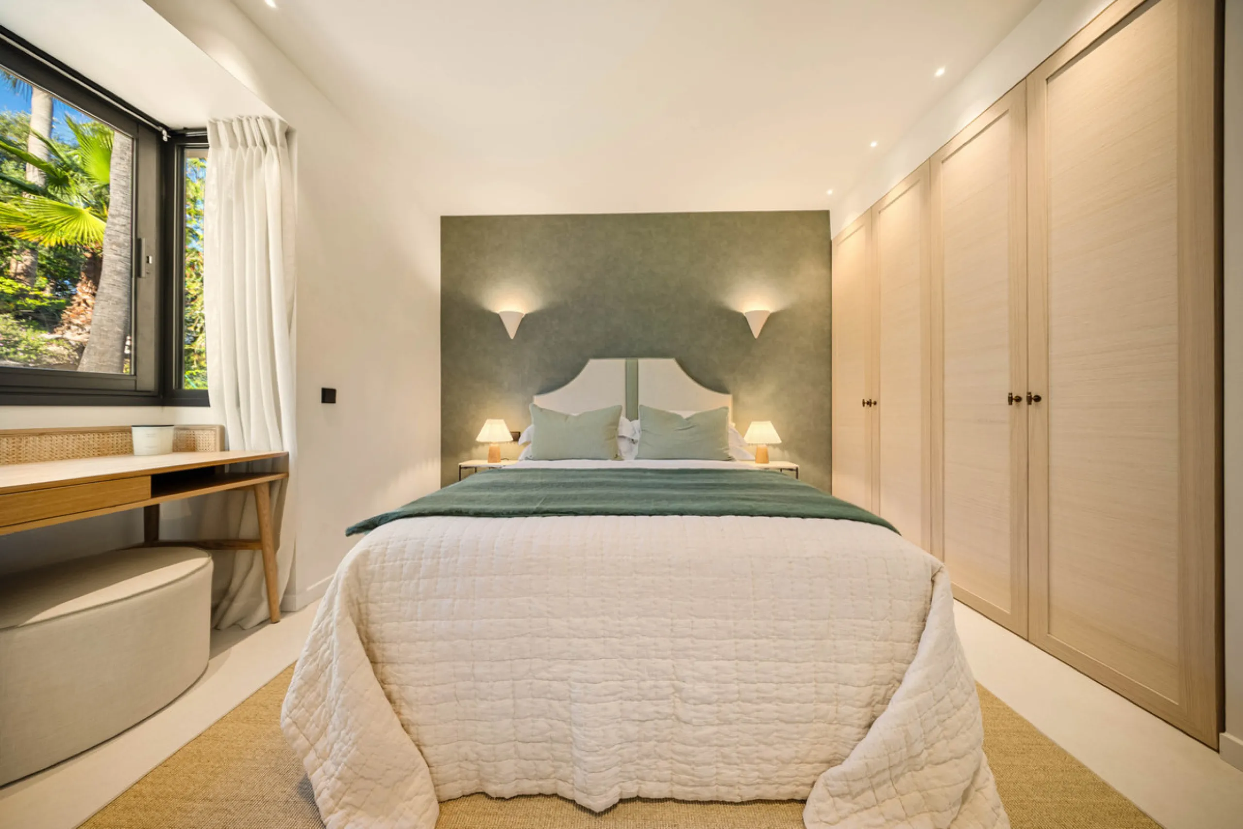 Beautifully reimagined single-level villa nestled in the heart of Nueva Andalucía, just minutes from the prestigious Los Naranjos Golf Course. Designed and developed by Casas Fintech, this exquisite four bedroom residence blends Mediterranean elegance wit