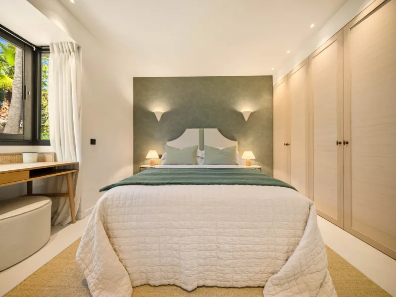 Beautifully reimagined single-level villa nestled in the heart of Nueva Andalucía, just minutes from the prestigious Los Naranjos Golf Course. Designed and developed by Casas Fintech, this exquisite four bedroom residence blends Mediterranean elegance wit