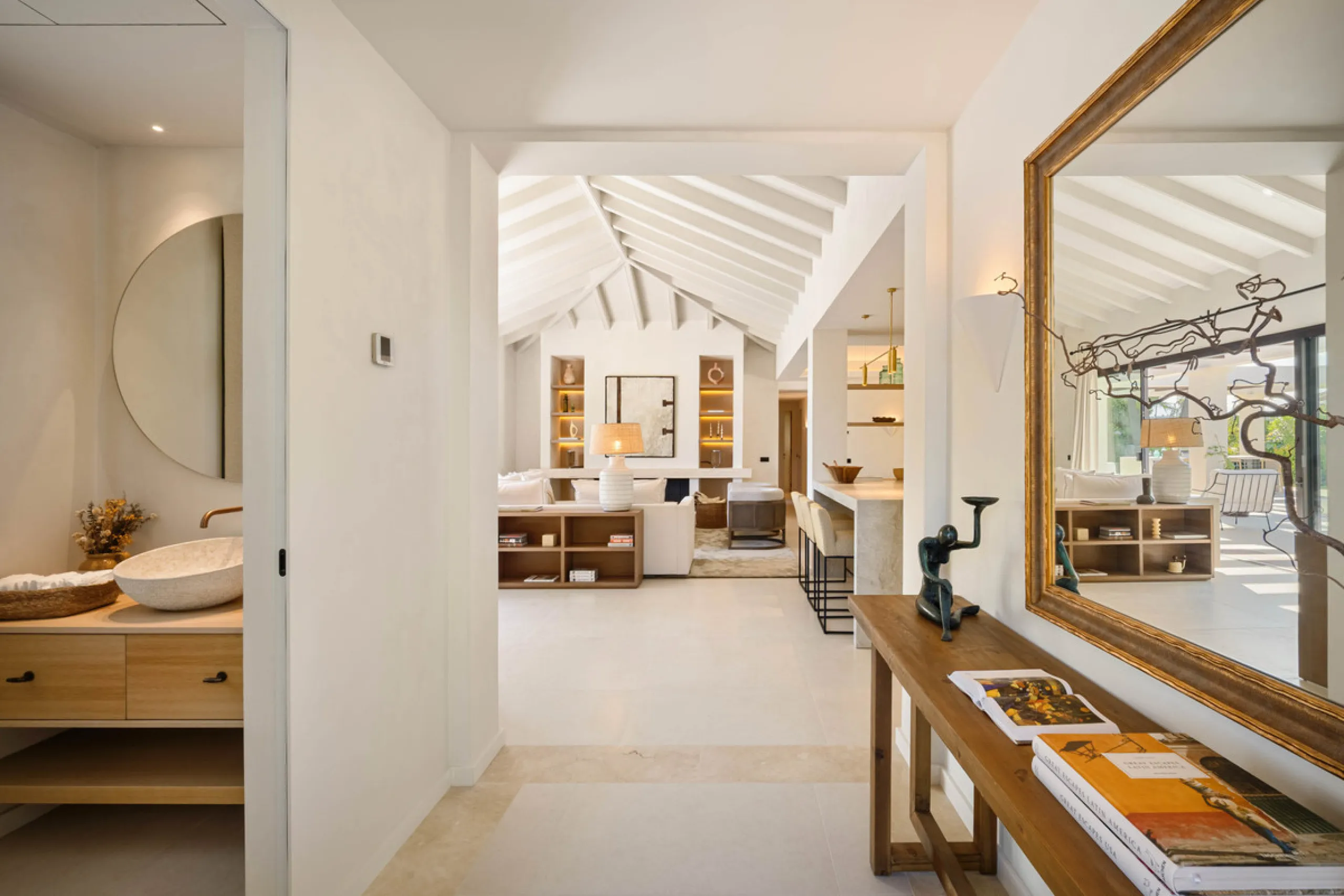 Beautifully reimagined single-level villa nestled in the heart of Nueva Andalucía, just minutes from the prestigious Los Naranjos Golf Course. Designed and developed by Casas Fintech, this exquisite four bedroom residence blends Mediterranean elegance wit
