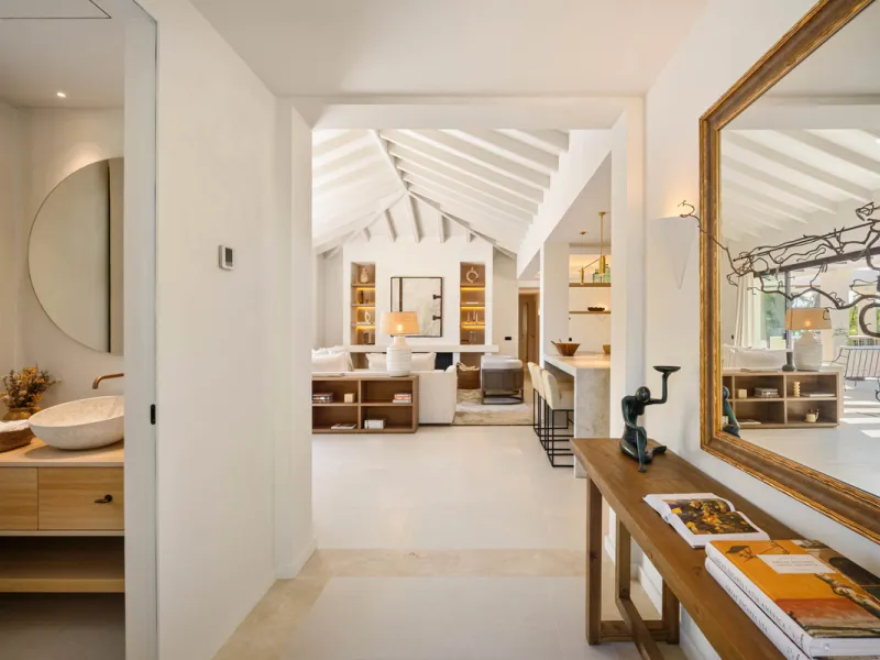 Beautifully reimagined single-level villa nestled in the heart of Nueva Andalucía, just minutes from the prestigious Los Naranjos Golf Course. Designed and developed by Casas Fintech, this exquisite four bedroom residence blends Mediterranean elegance wit
