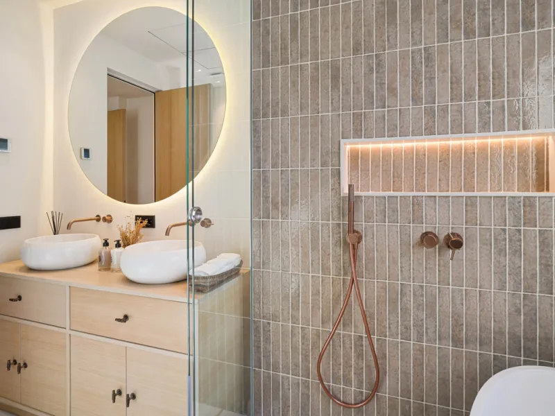 Beautifully reimagined single-level villa nestled in the heart of Nueva Andalucía, just minutes from the prestigious Los Naranjos Golf Course. Designed and developed by Casas Fintech, this exquisite four bedroom residence blends Mediterranean elegance wit
