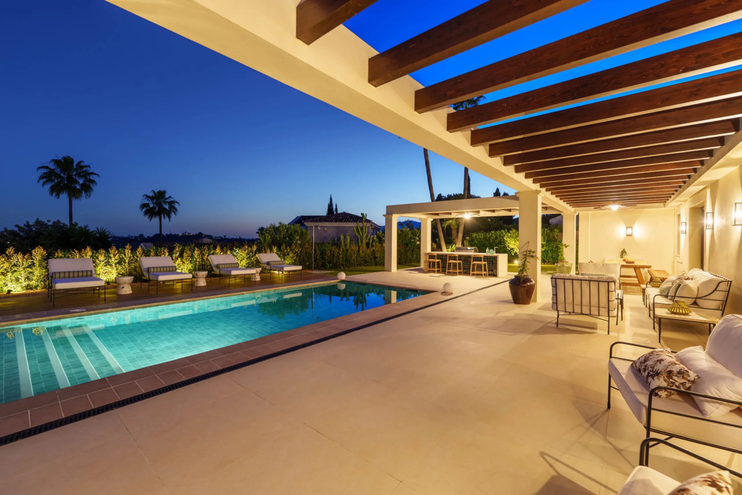 Beautifully reimagined single-level villa nestled in the heart of Nueva Andalucía, just minutes from the prestigious Los Naranjos Golf Course. Designed and developed by Casas Fintech, this exquisite four bedroom residence blends Mediterranean elegance wit