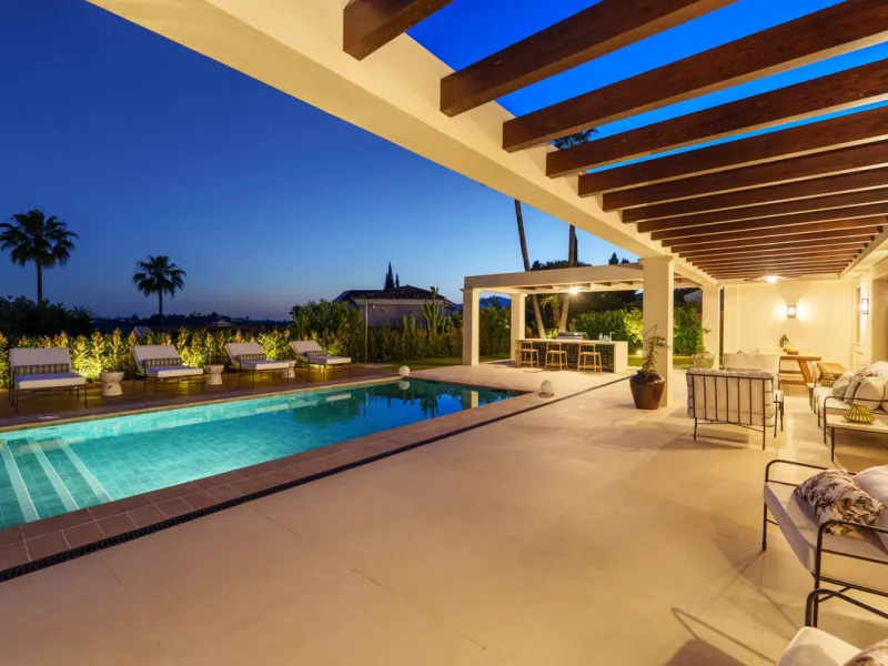 Beautifully reimagined single-level villa nestled in the heart of Nueva Andalucía, just minutes from the prestigious Los Naranjos Golf Course. Designed and developed by Casas Fintech, this exquisite four bedroom residence blends Mediterranean elegance wit