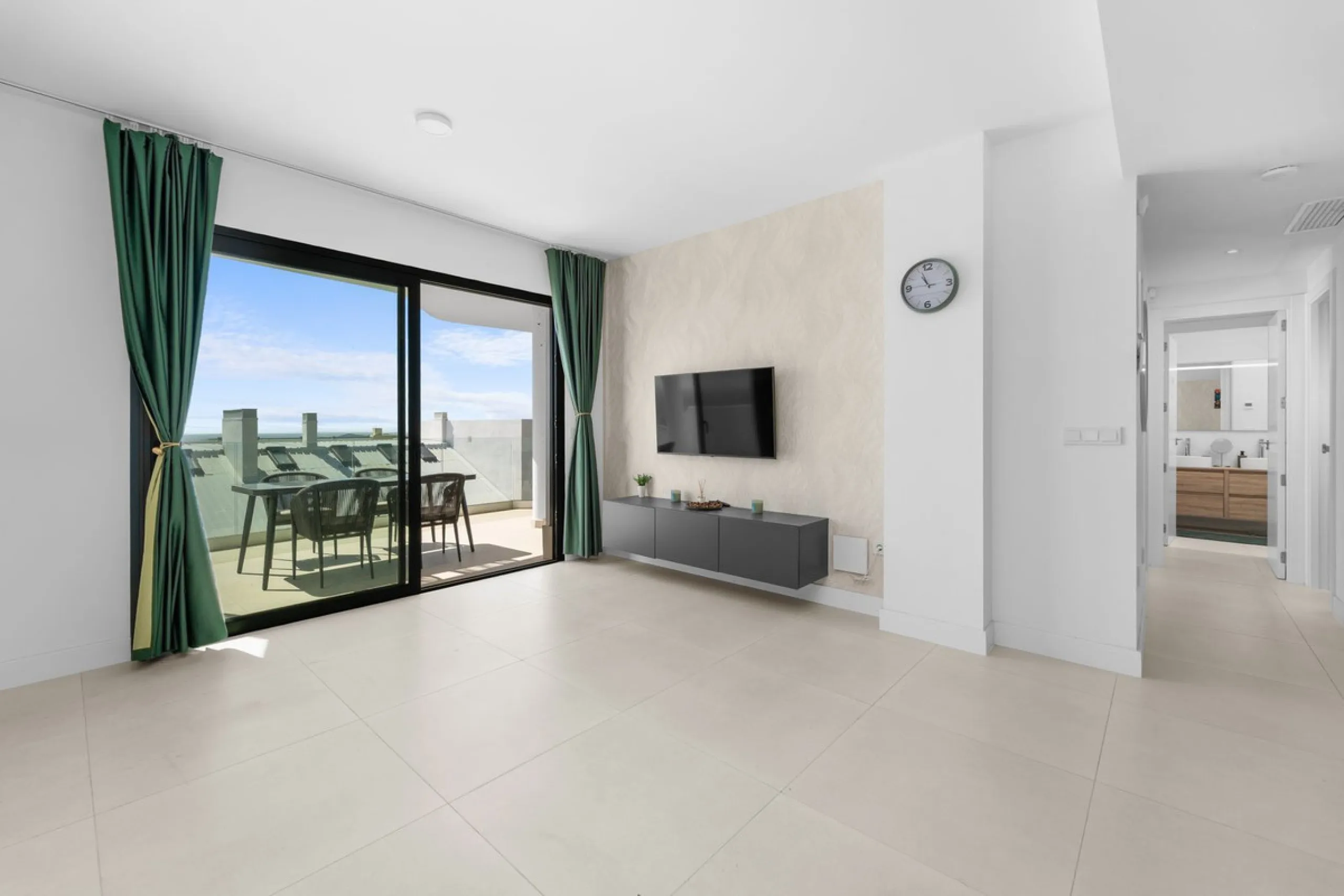 ELEGANT 2-BEDROOM APARTMENT WITH MEDITERRANEAN VIEWS!