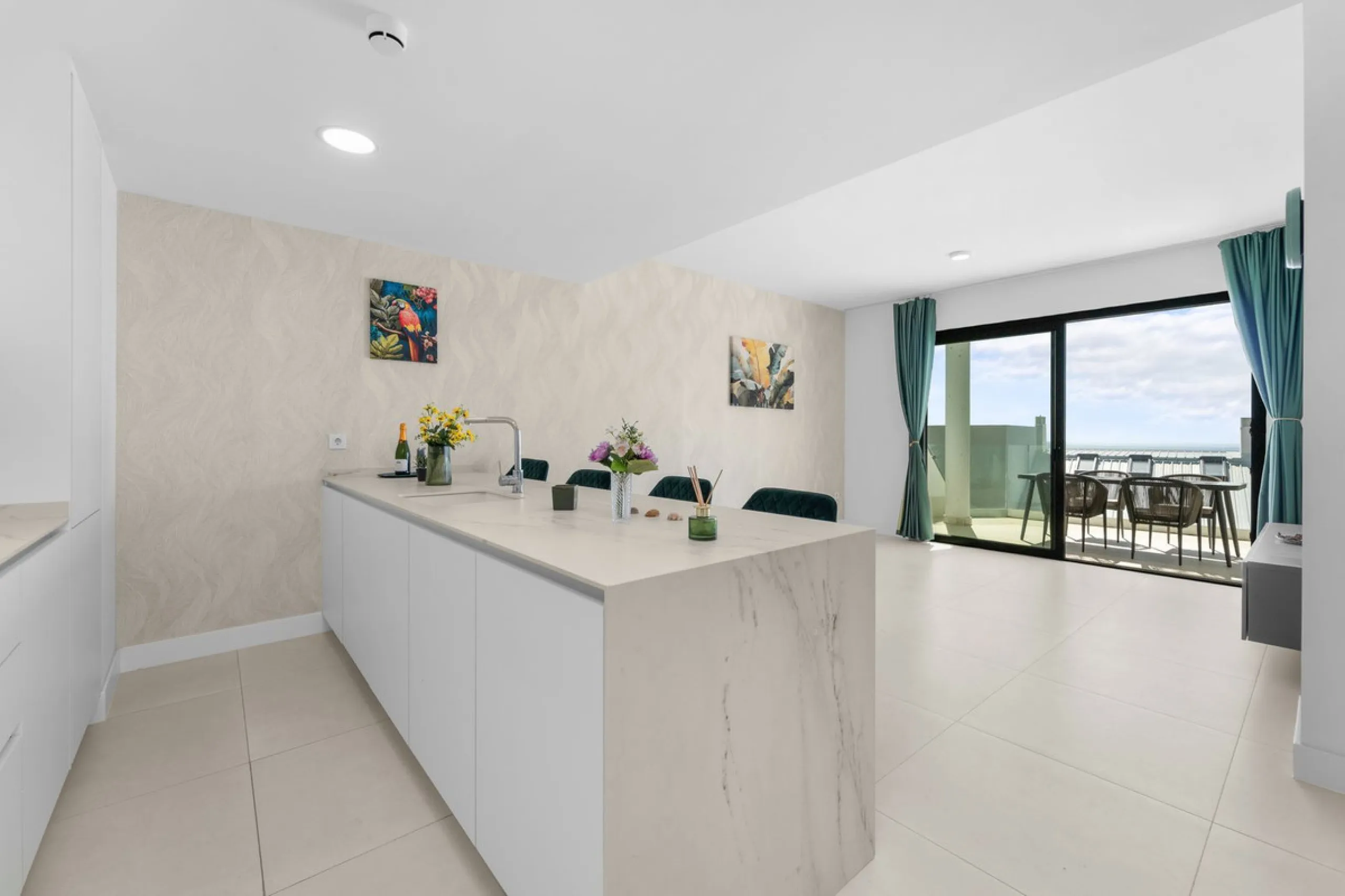 ELEGANT 2-BEDROOM APARTMENT WITH MEDITERRANEAN VIEWS!
