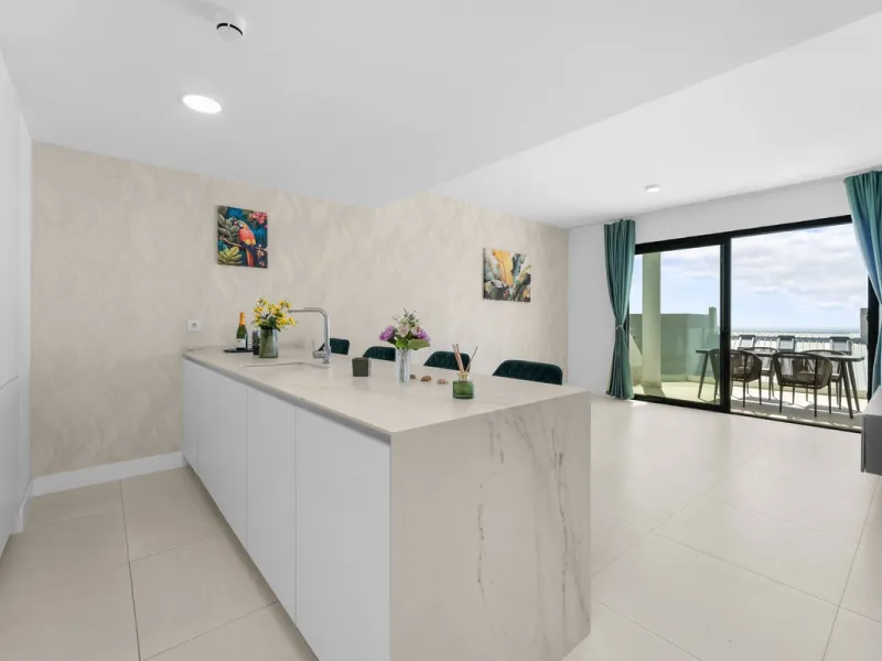 ELEGANT 2-BEDROOM APARTMENT WITH MEDITERRANEAN VIEWS!