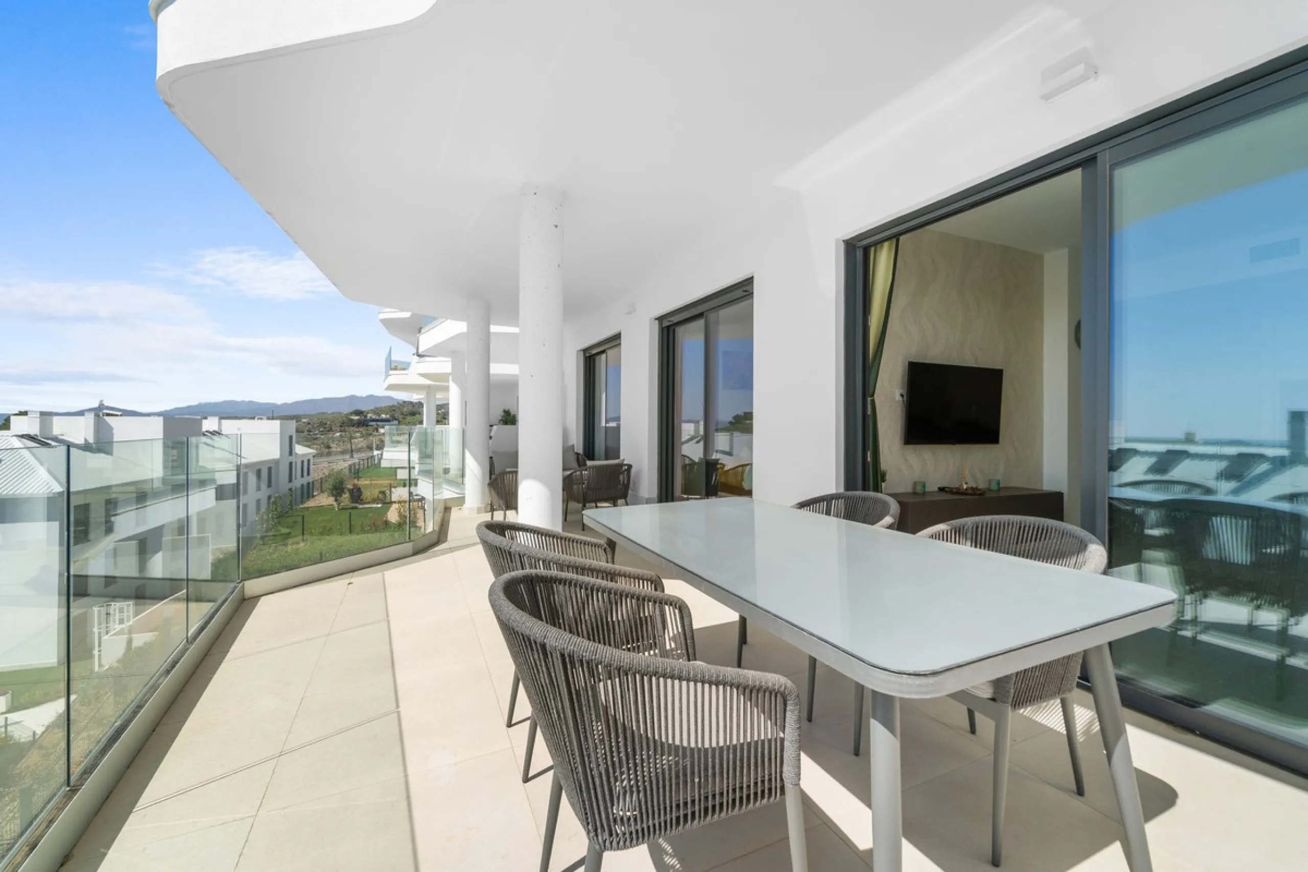 ELEGANT 2-BEDROOM APARTMENT WITH MEDITERRANEAN VIEWS!