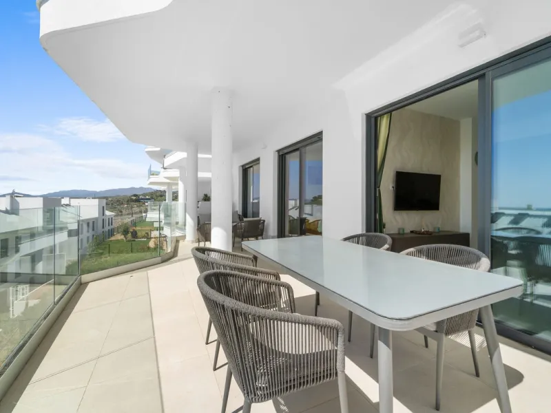 ELEGANT 2-BEDROOM APARTMENT WITH MEDITERRANEAN VIEWS!