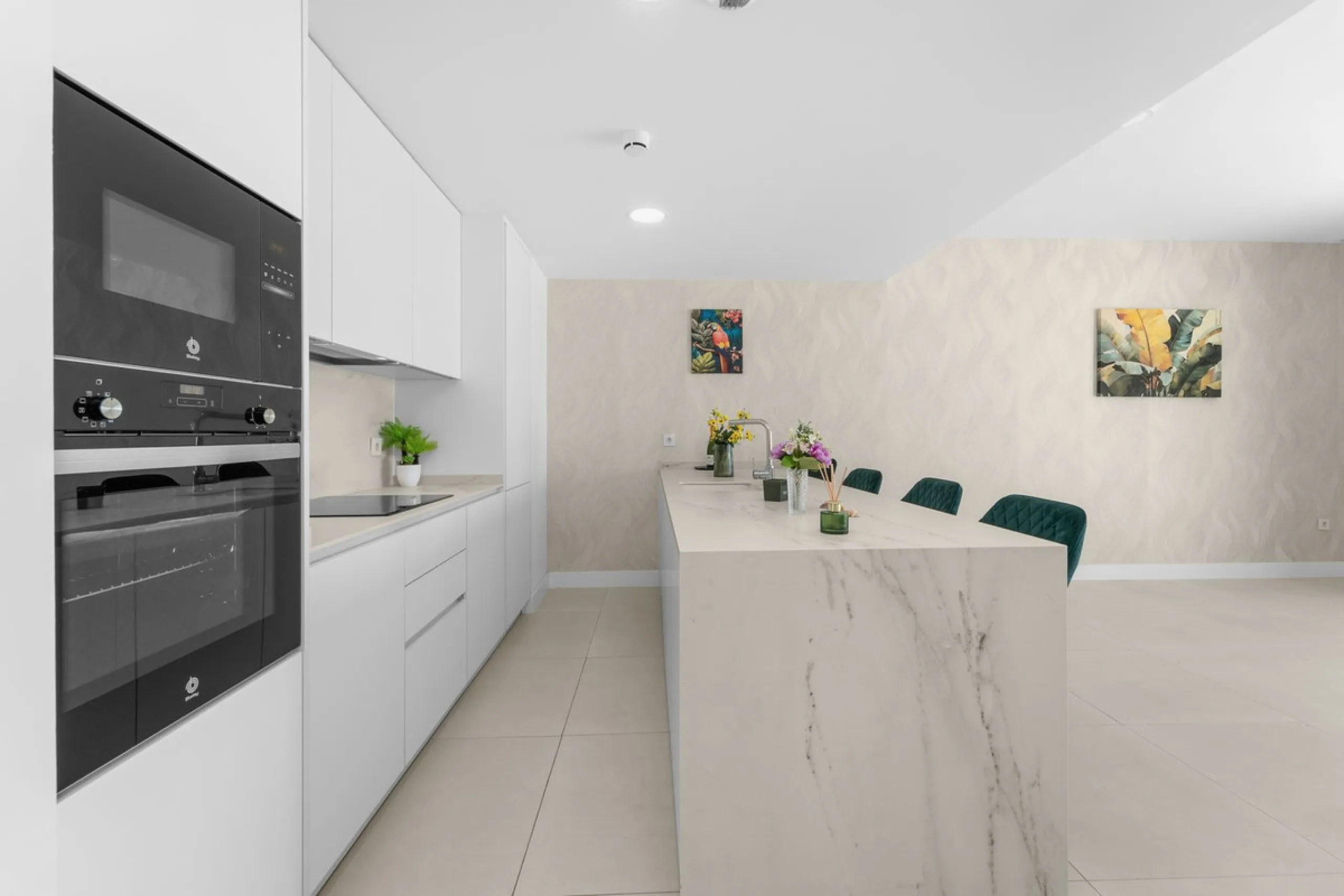 ELEGANT 2-BEDROOM APARTMENT WITH MEDITERRANEAN VIEWS!