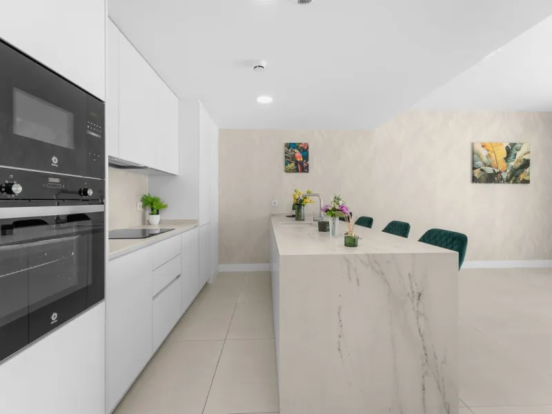 ELEGANT 2-BEDROOM APARTMENT WITH MEDITERRANEAN VIEWS!