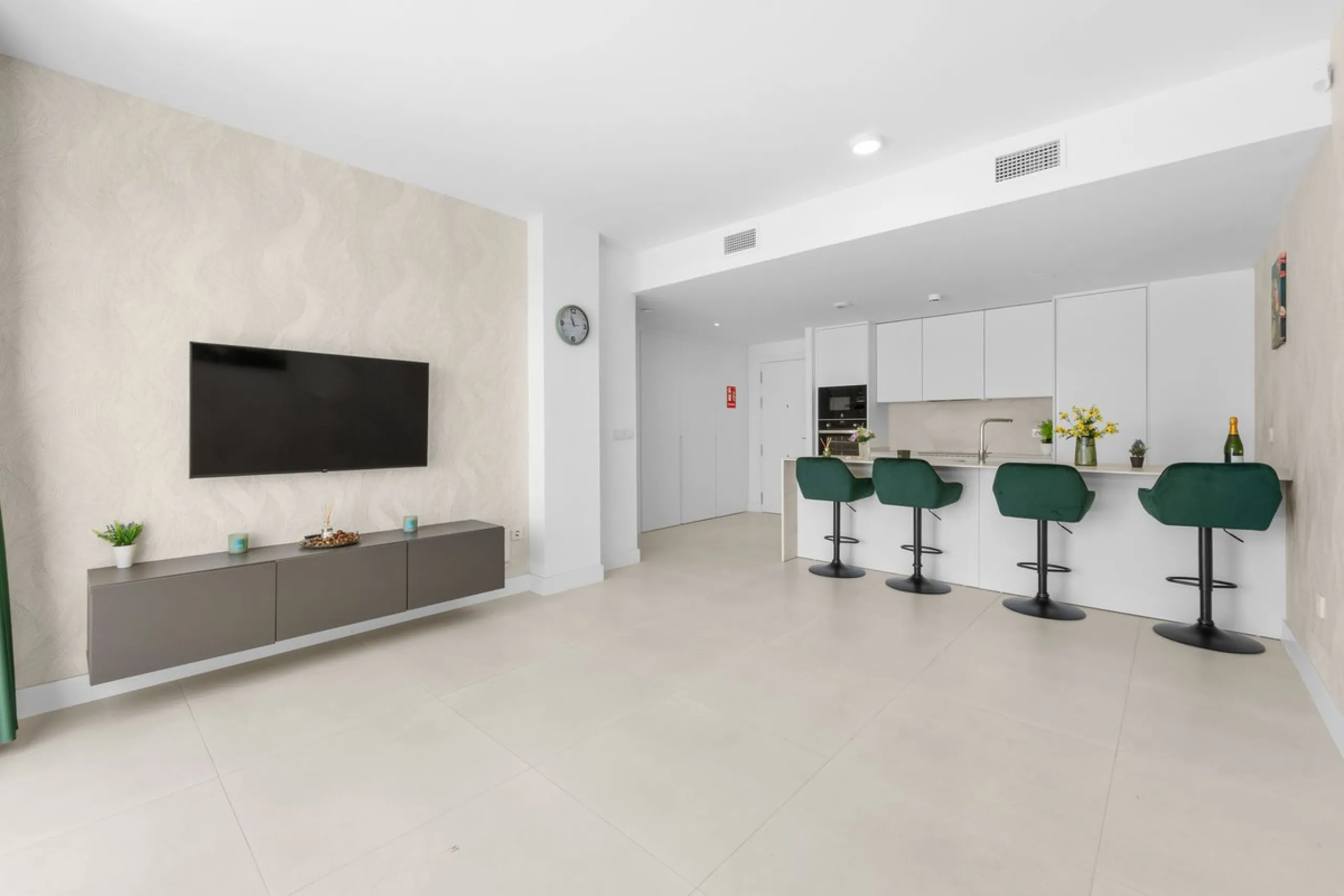 ELEGANT 2-BEDROOM APARTMENT WITH MEDITERRANEAN VIEWS!