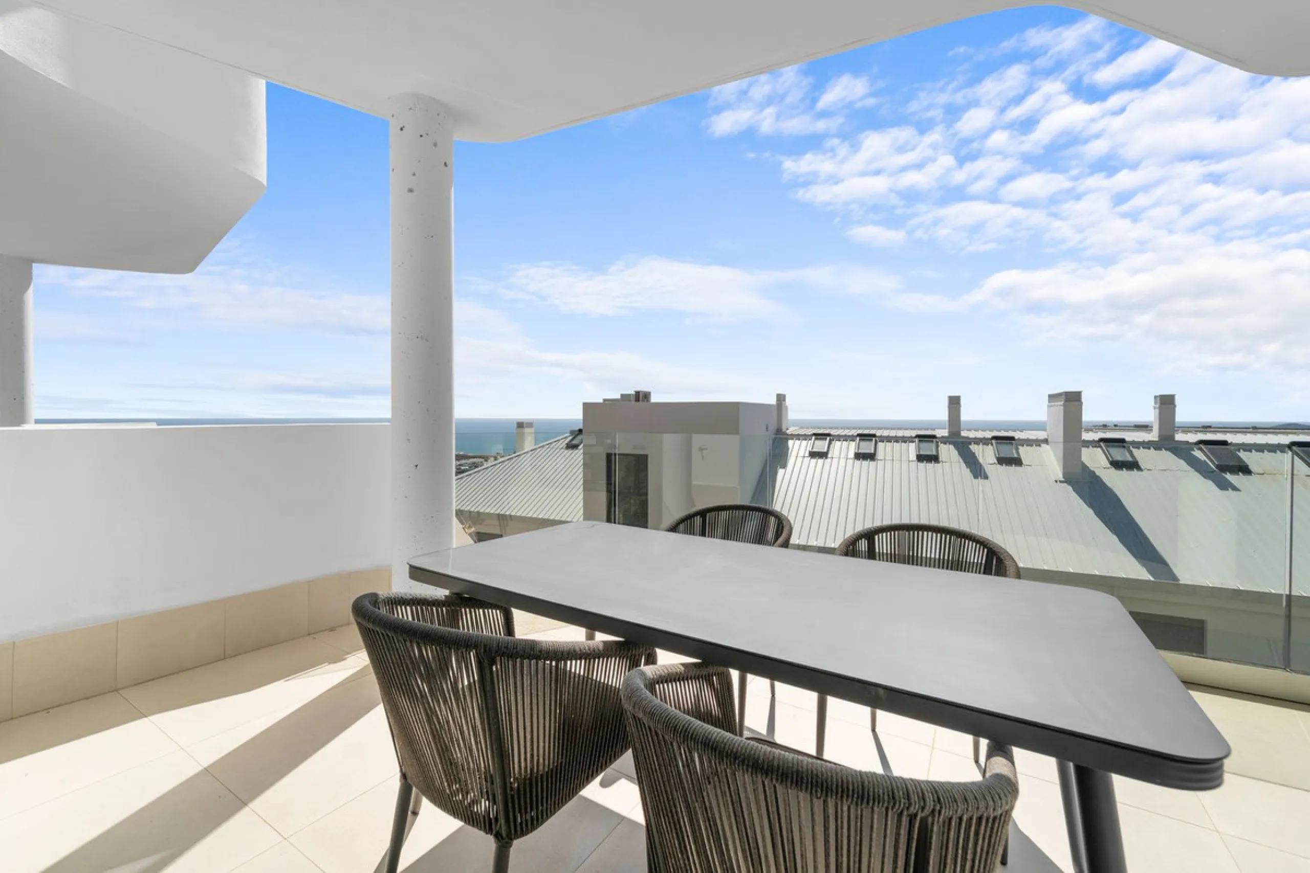 ELEGANT 2-BEDROOM APARTMENT WITH MEDITERRANEAN VIEWS!