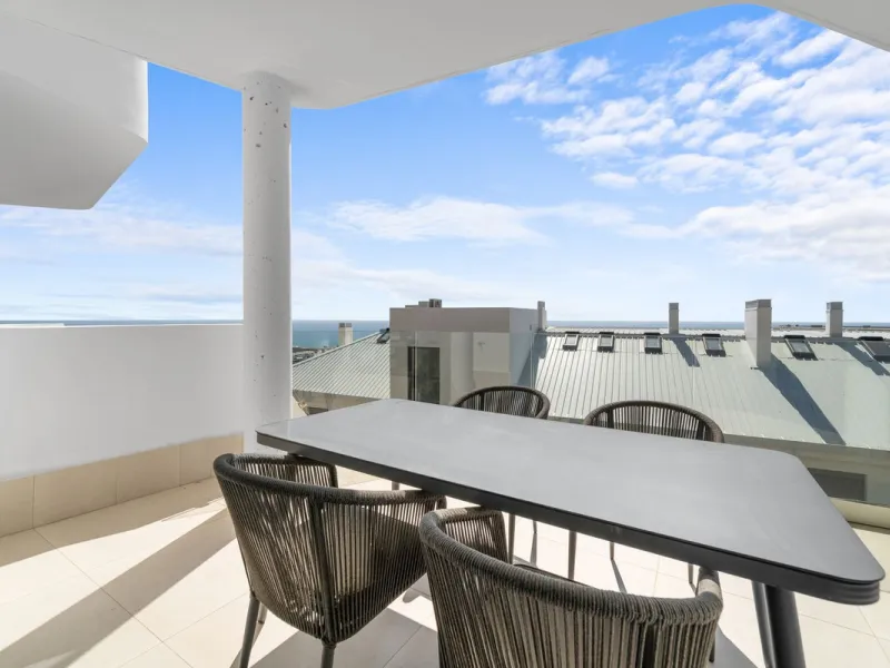 ELEGANT 2-BEDROOM APARTMENT WITH MEDITERRANEAN VIEWS!