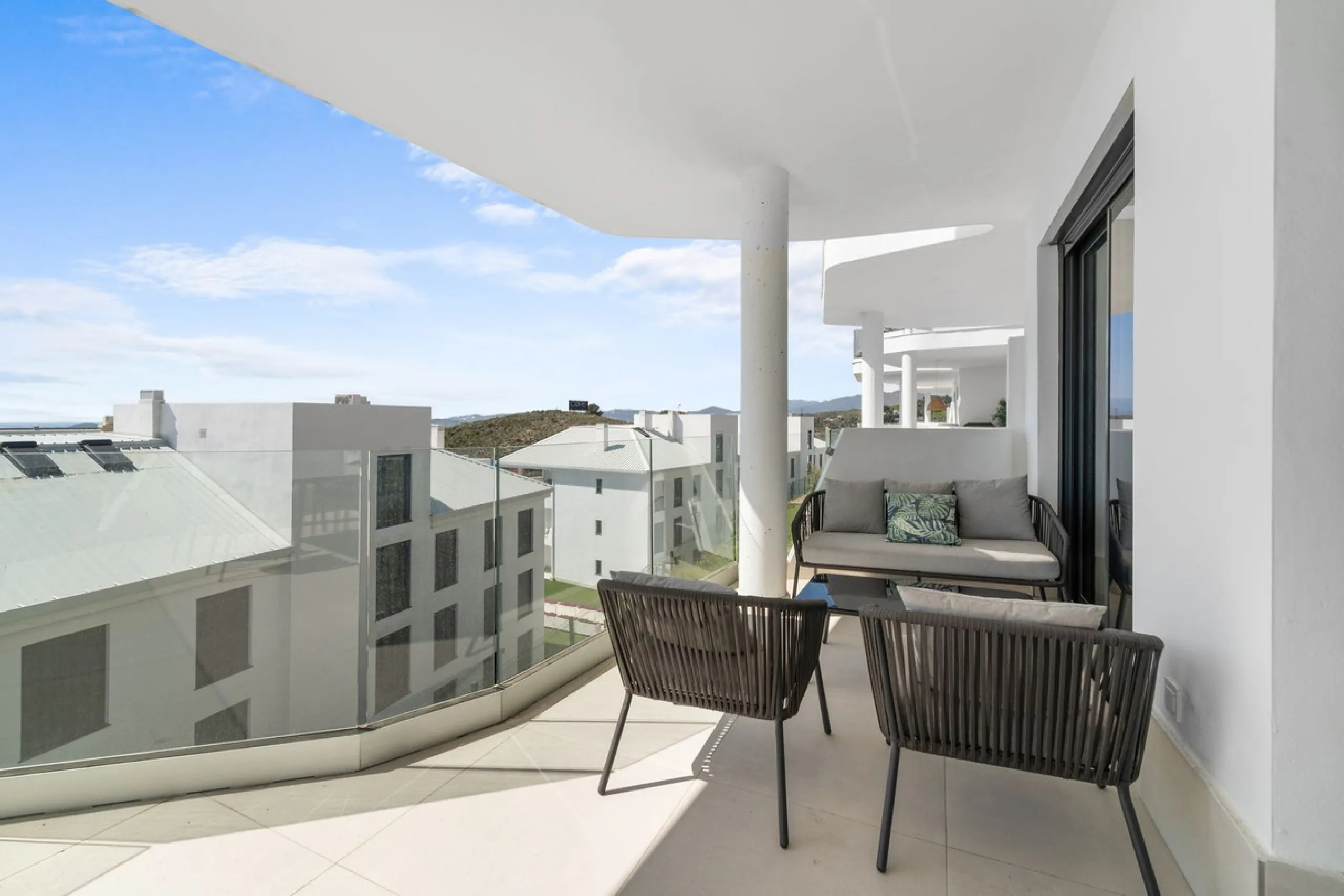 ELEGANT 2-BEDROOM APARTMENT WITH MEDITERRANEAN VIEWS!