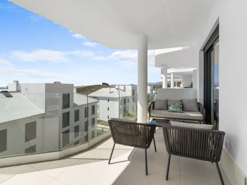 ELEGANT 2-BEDROOM APARTMENT WITH MEDITERRANEAN VIEWS!