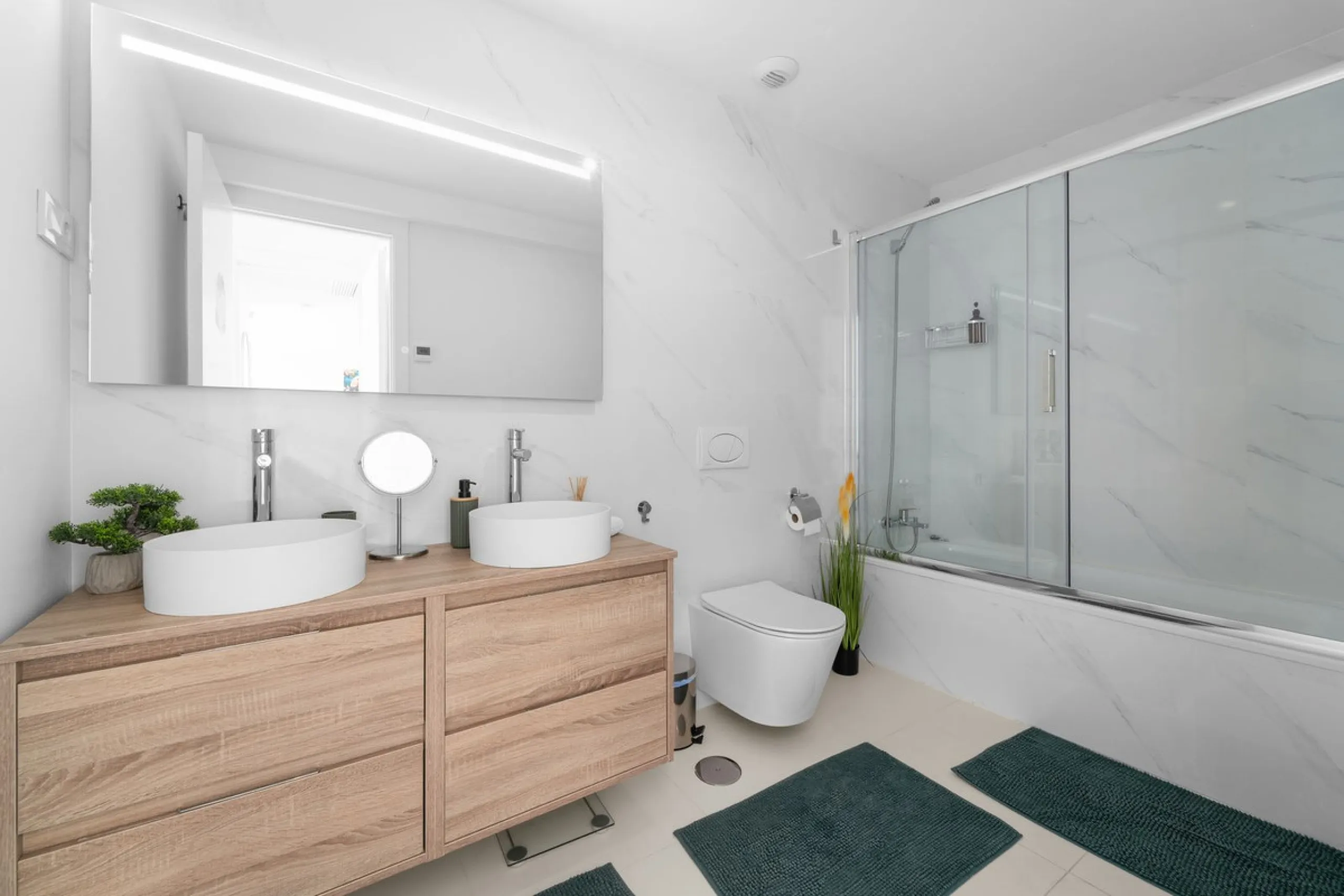 ELEGANT 2-BEDROOM APARTMENT WITH MEDITERRANEAN VIEWS!