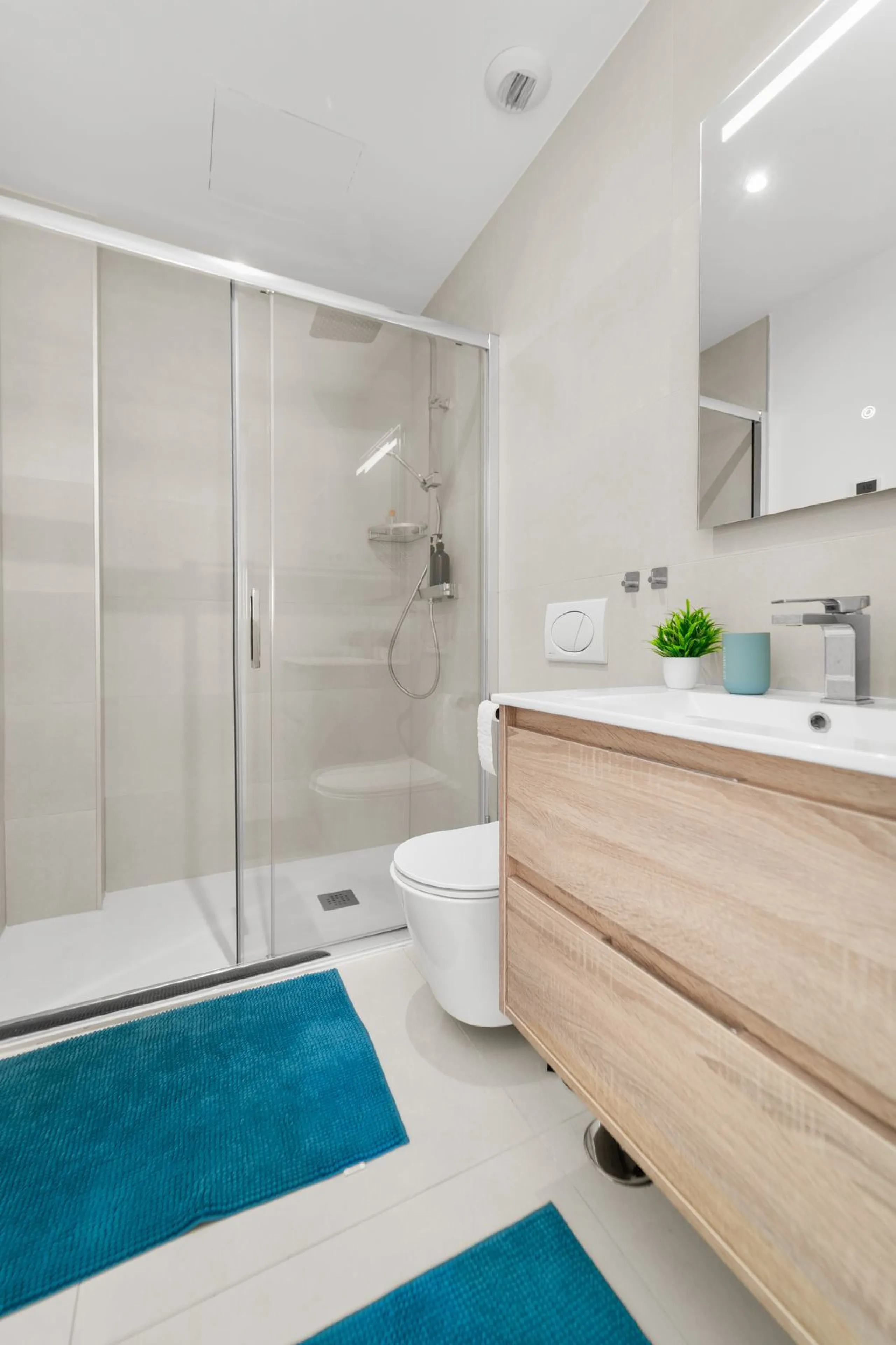 STYLISH 3-BEDROOM CORNER APARTMENT WITH STUNNING MEDITERRANEAN SEA VIEWS!