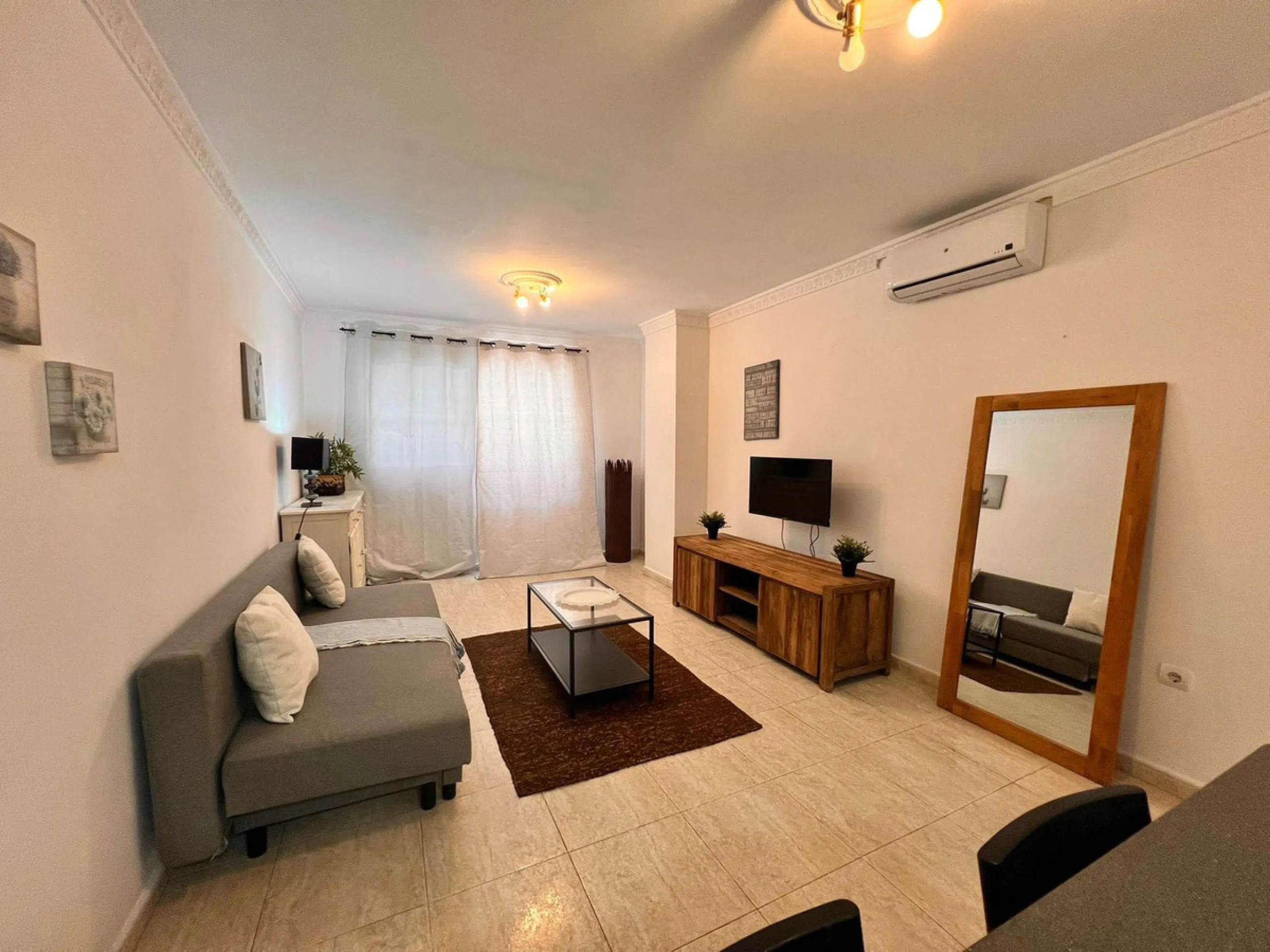 Lovely three bedroom two bathroom ground floor apartment located in the popular La Cala de Mijas. Very convenient for beach lovers, with only 250 meters walking distance from the beautiful beaches of La Cala.