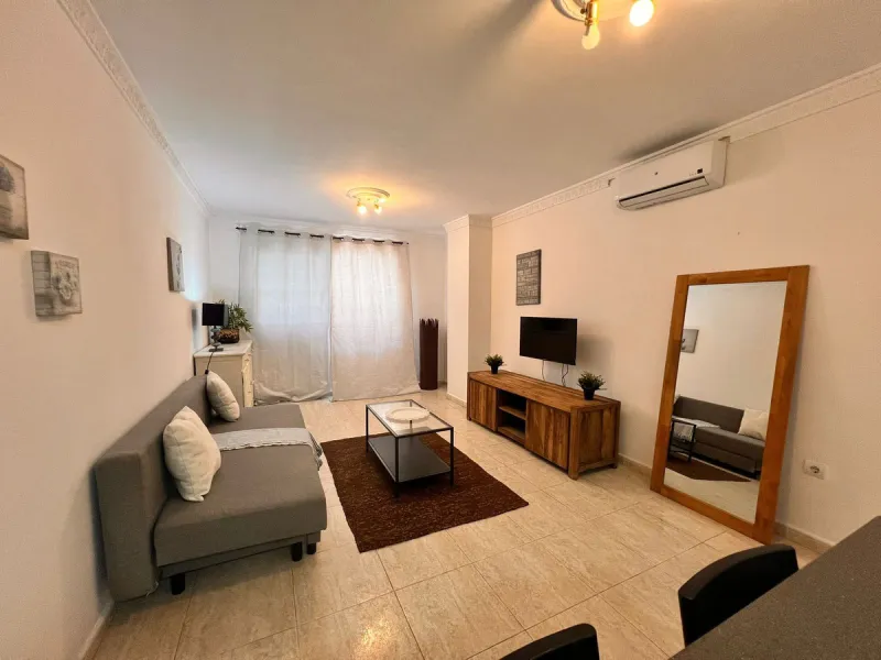 Lovely three bedroom two bathroom ground floor apartment located in the popular La Cala de Mijas. Very convenient for beach lovers, with only 250 meters walking distance from the beautiful beaches of La Cala.