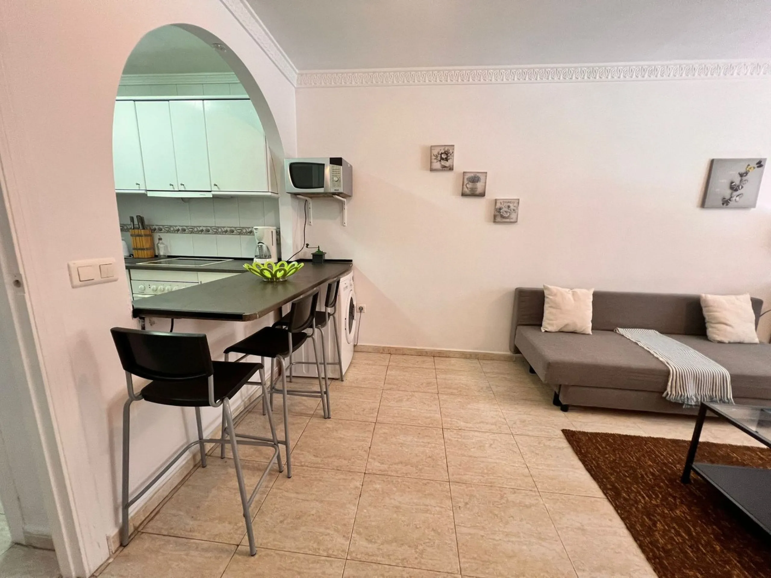 Lovely three bedroom two bathroom ground floor apartment located in the popular La Cala de Mijas. Very convenient for beach lovers, with only 250 meters walking distance from the beautiful beaches of La Cala.