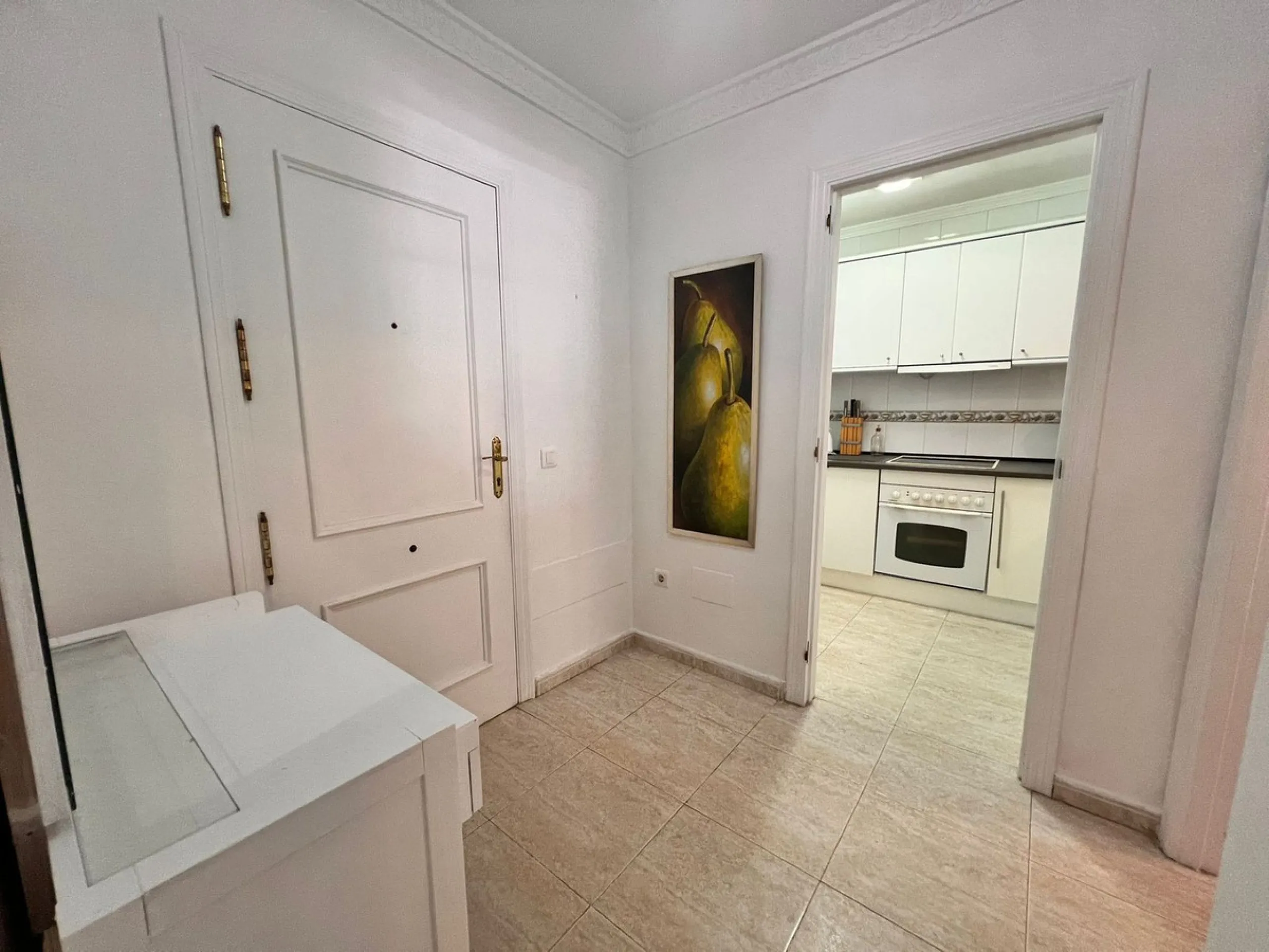 Lovely three bedroom two bathroom ground floor apartment located in the popular La Cala de Mijas. Very convenient for beach lovers, with only 250 meters walking distance from the beautiful beaches of La Cala.