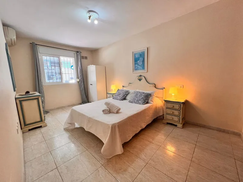Lovely three bedroom two bathroom ground floor apartment located in the popular La Cala de Mijas. Very convenient for beach lovers, with only 250 meters walking distance from the beautiful beaches of La Cala.