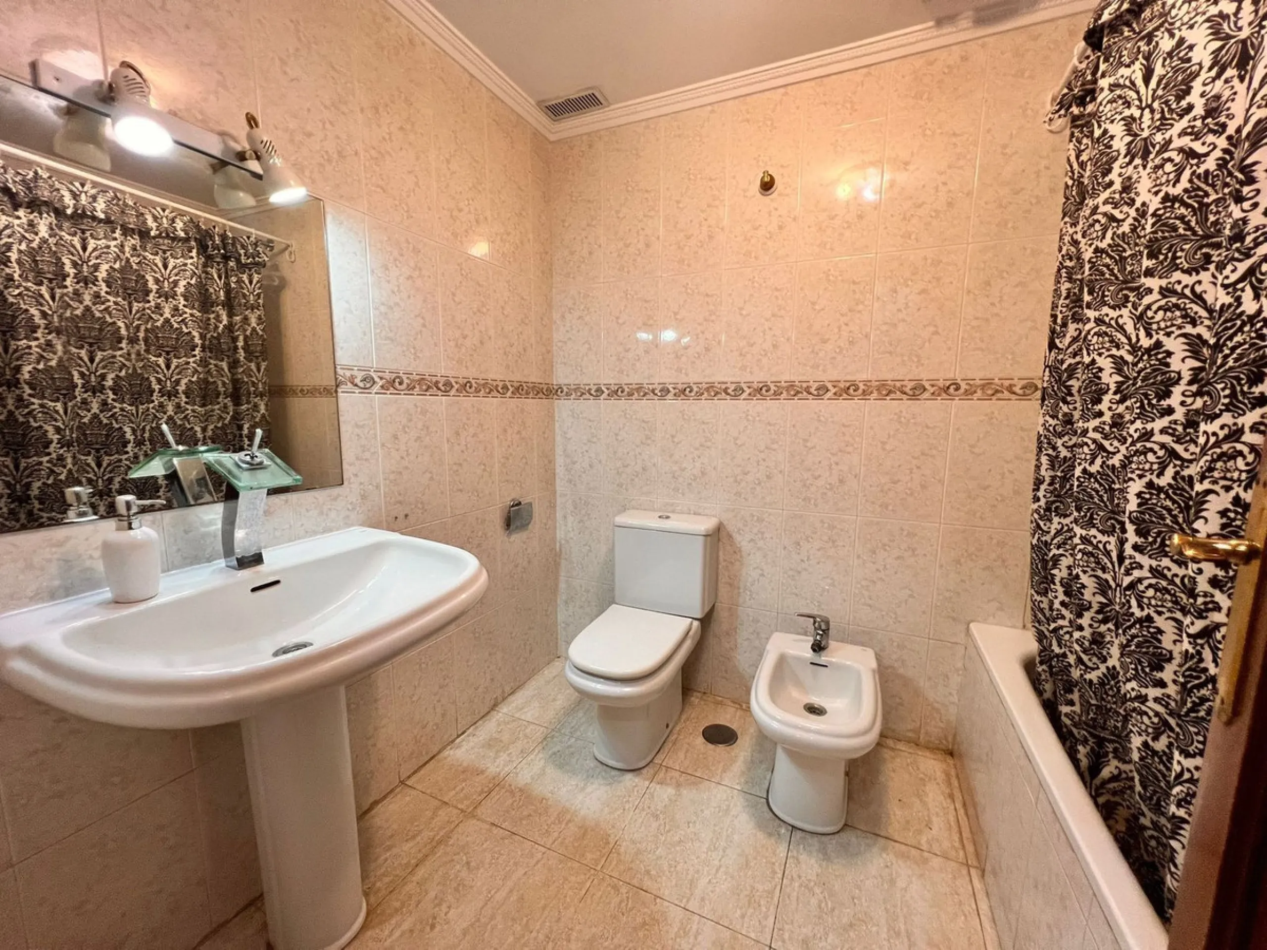 Lovely three bedroom two bathroom ground floor apartment located in the popular La Cala de Mijas. Very convenient for beach lovers, with only 250 meters walking distance from the beautiful beaches of La Cala.