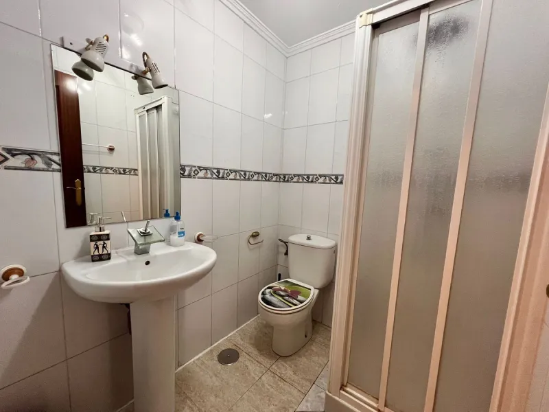 Lovely three bedroom two bathroom ground floor apartment located in the popular La Cala de Mijas. Very convenient for beach lovers, with only 250 meters walking distance from the beautiful beaches of La Cala.